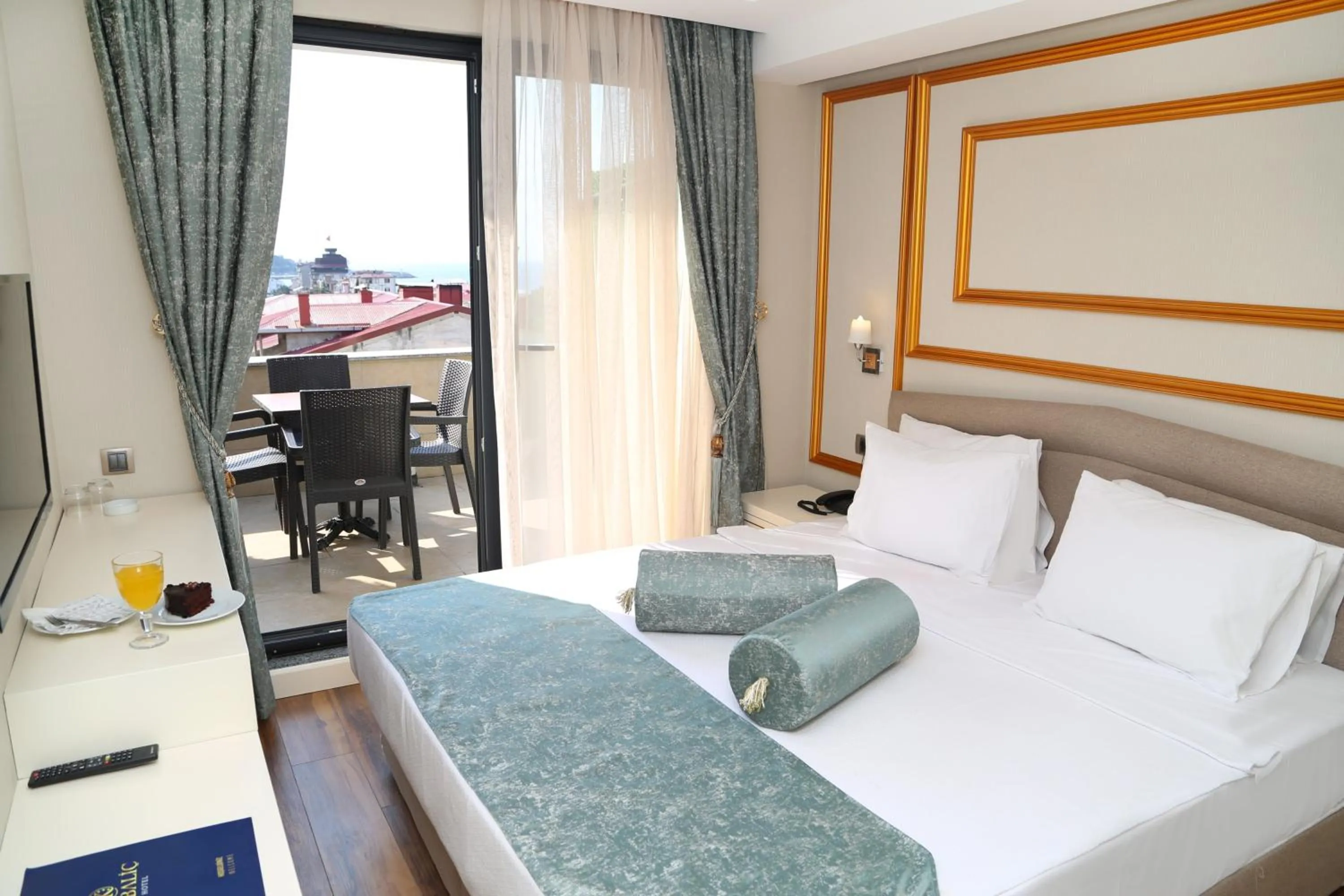 Balcony/Terrace, Bed in Kubaliç Hotel