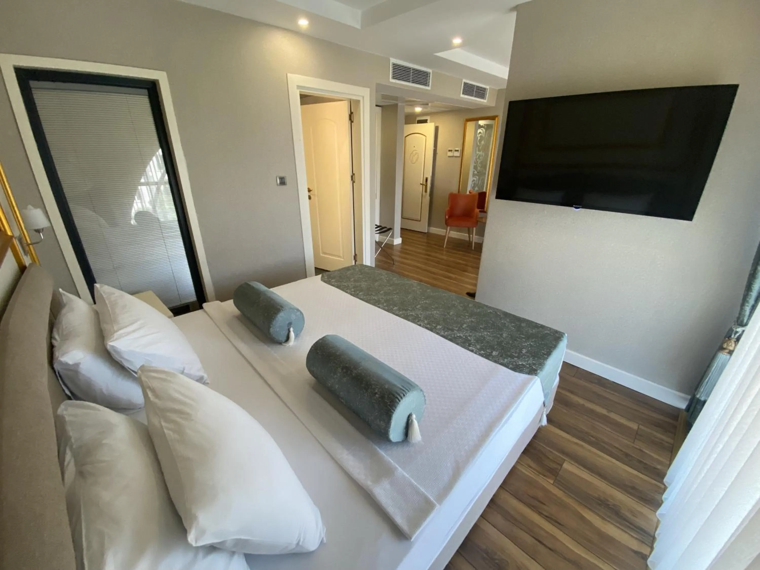 Photo of the whole room, Bed in Kubaliç Hotel