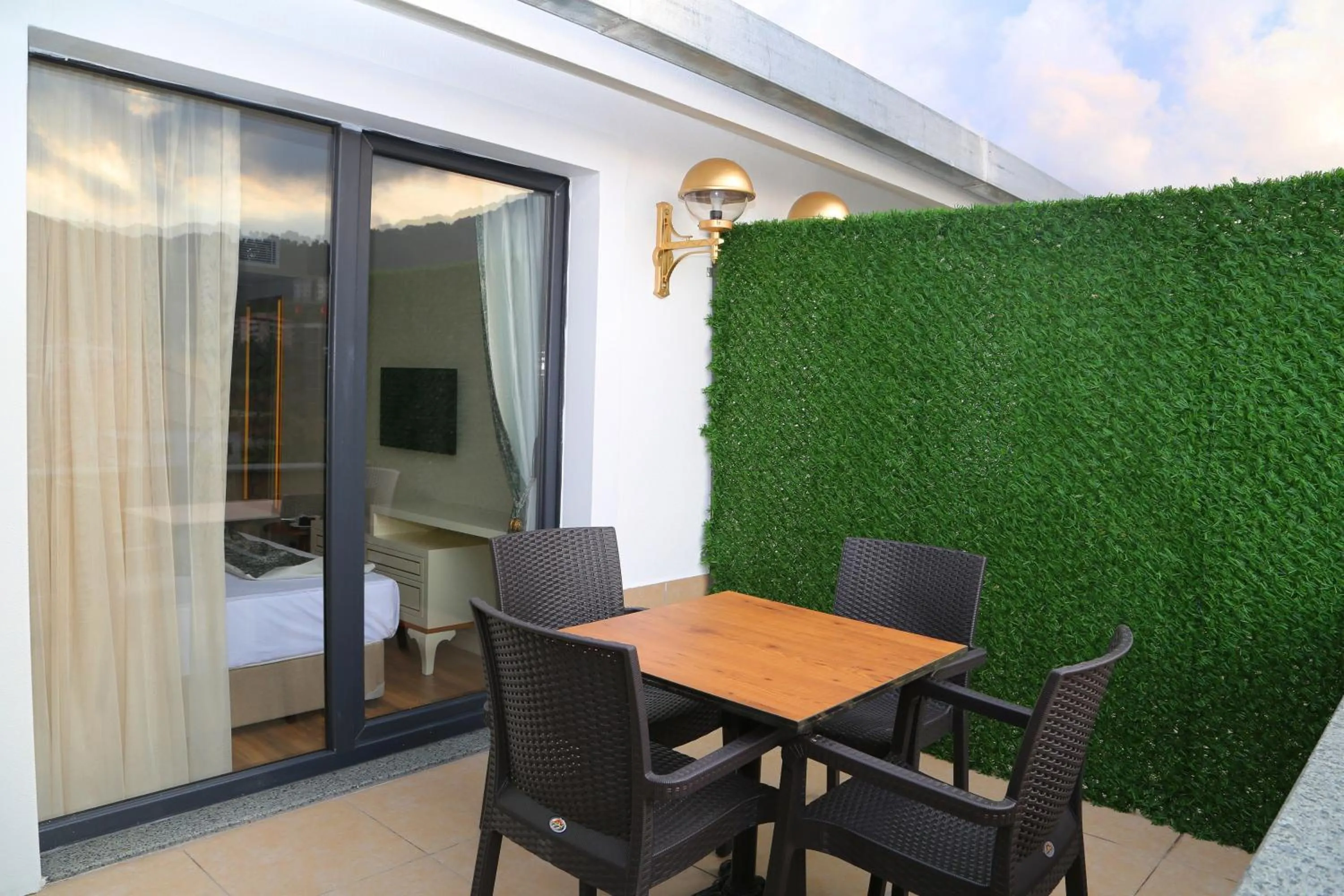 Balcony/Terrace, Bed in Kubaliç Hotel