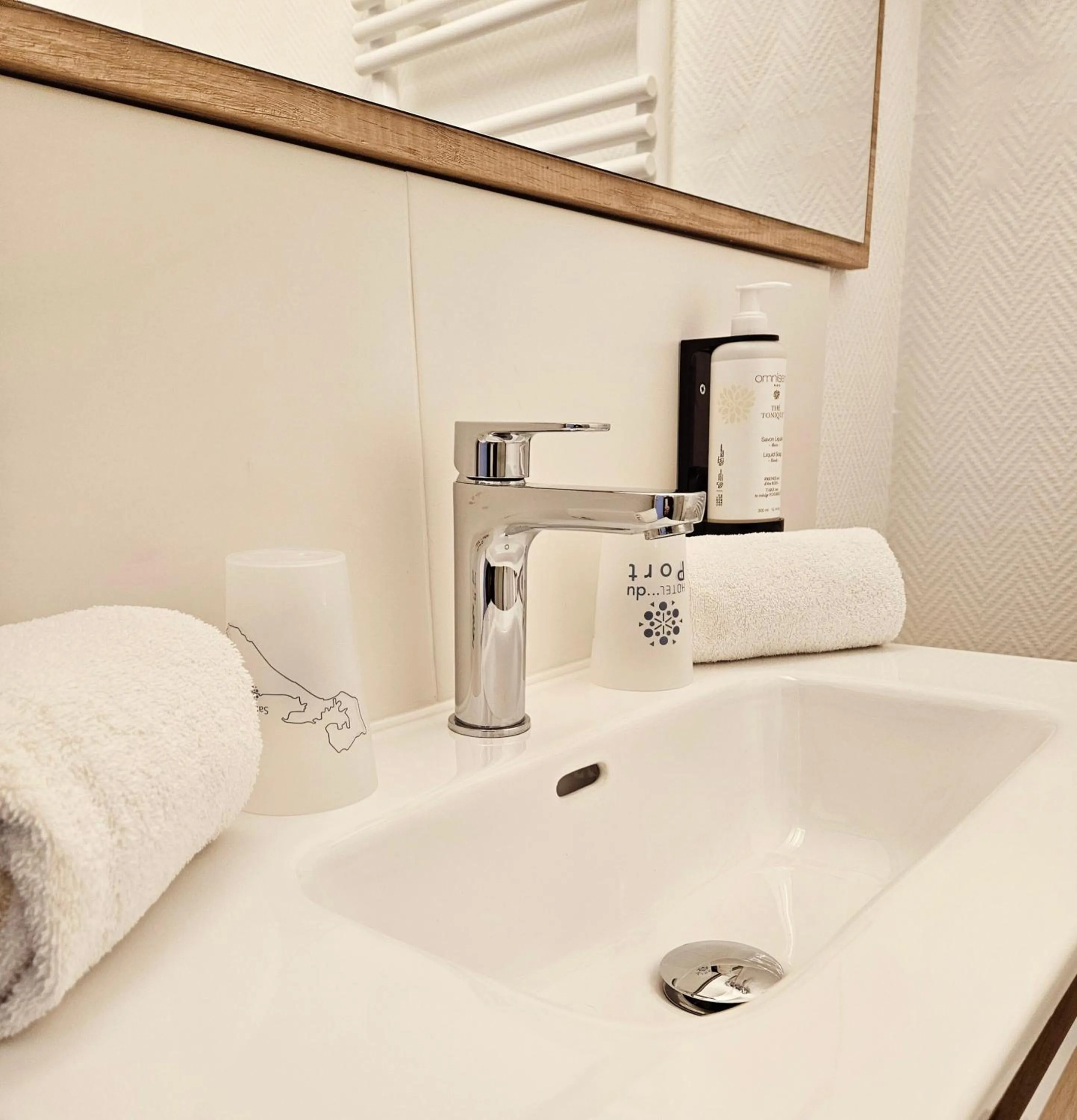 Bathroom in Hôtel du Port