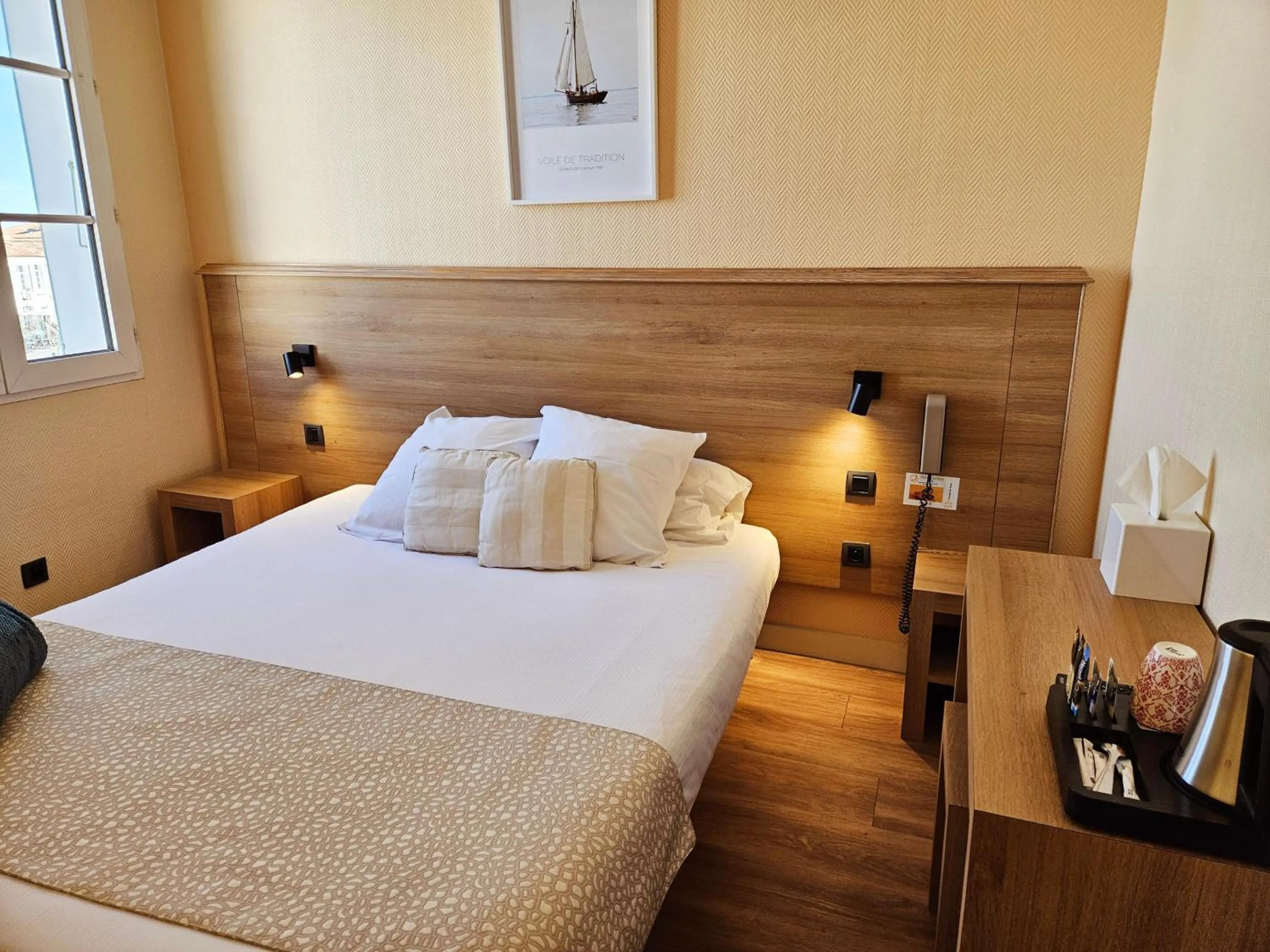 Coffee/tea facilities, Bed in Hôtel du Port