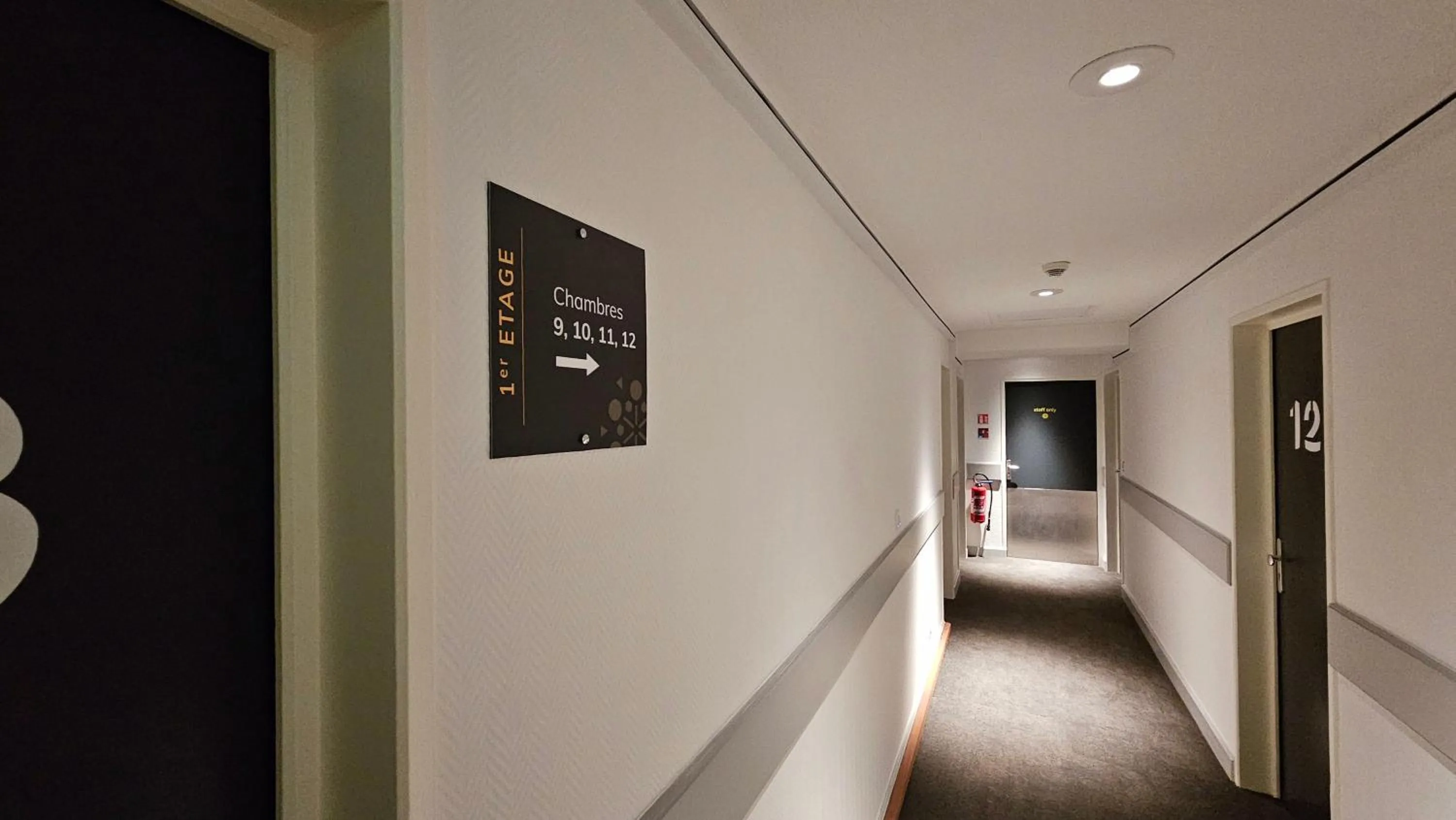 Decorative detail in Hôtel du Port