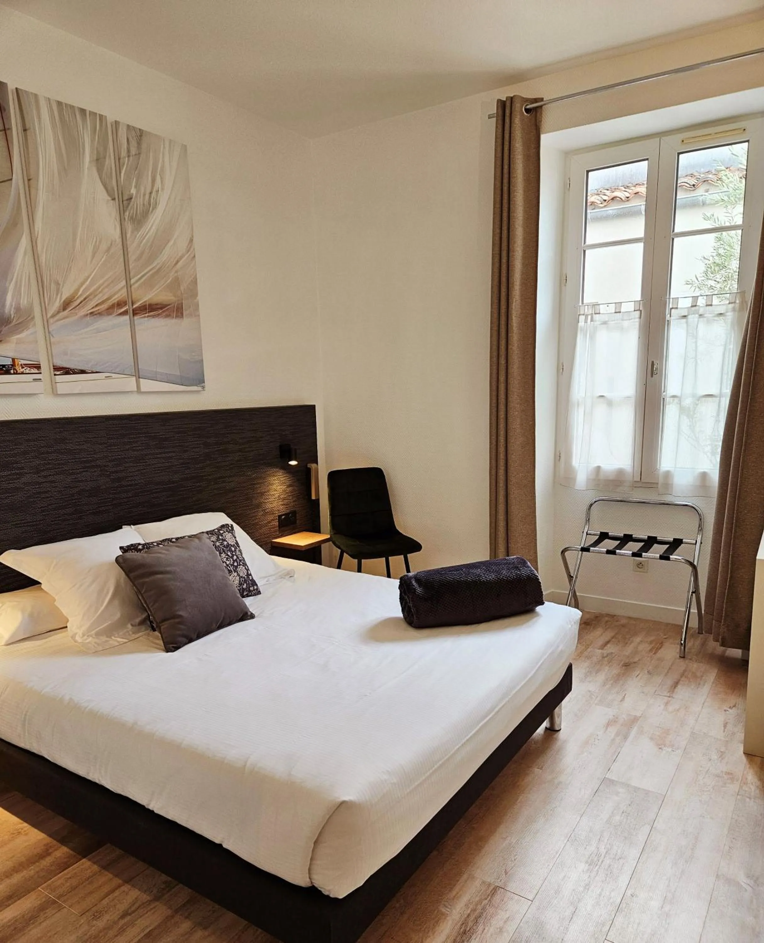 Photo of the whole room, Bed in Hôtel du Port