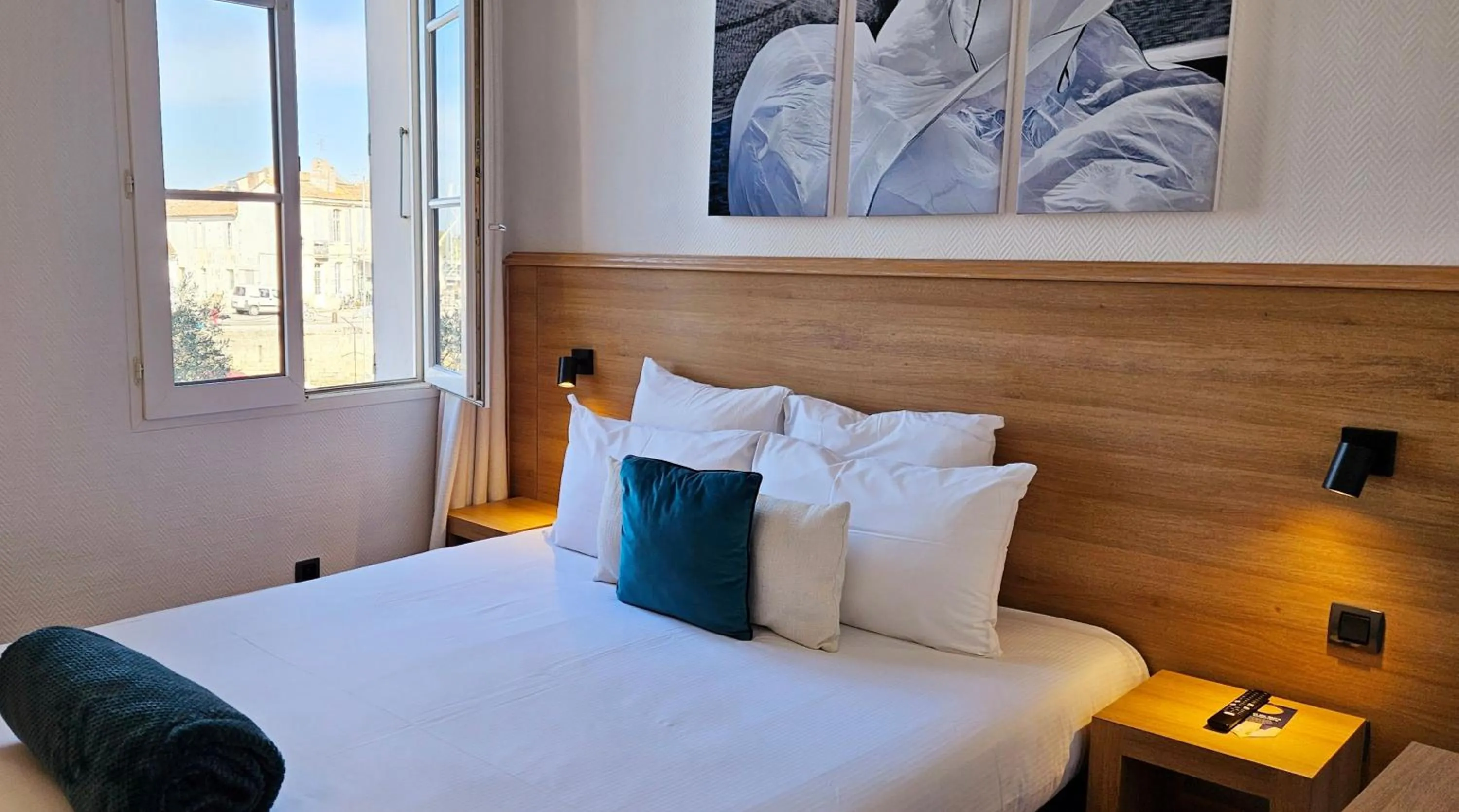 Photo of the whole room, Bed in Hôtel du Port