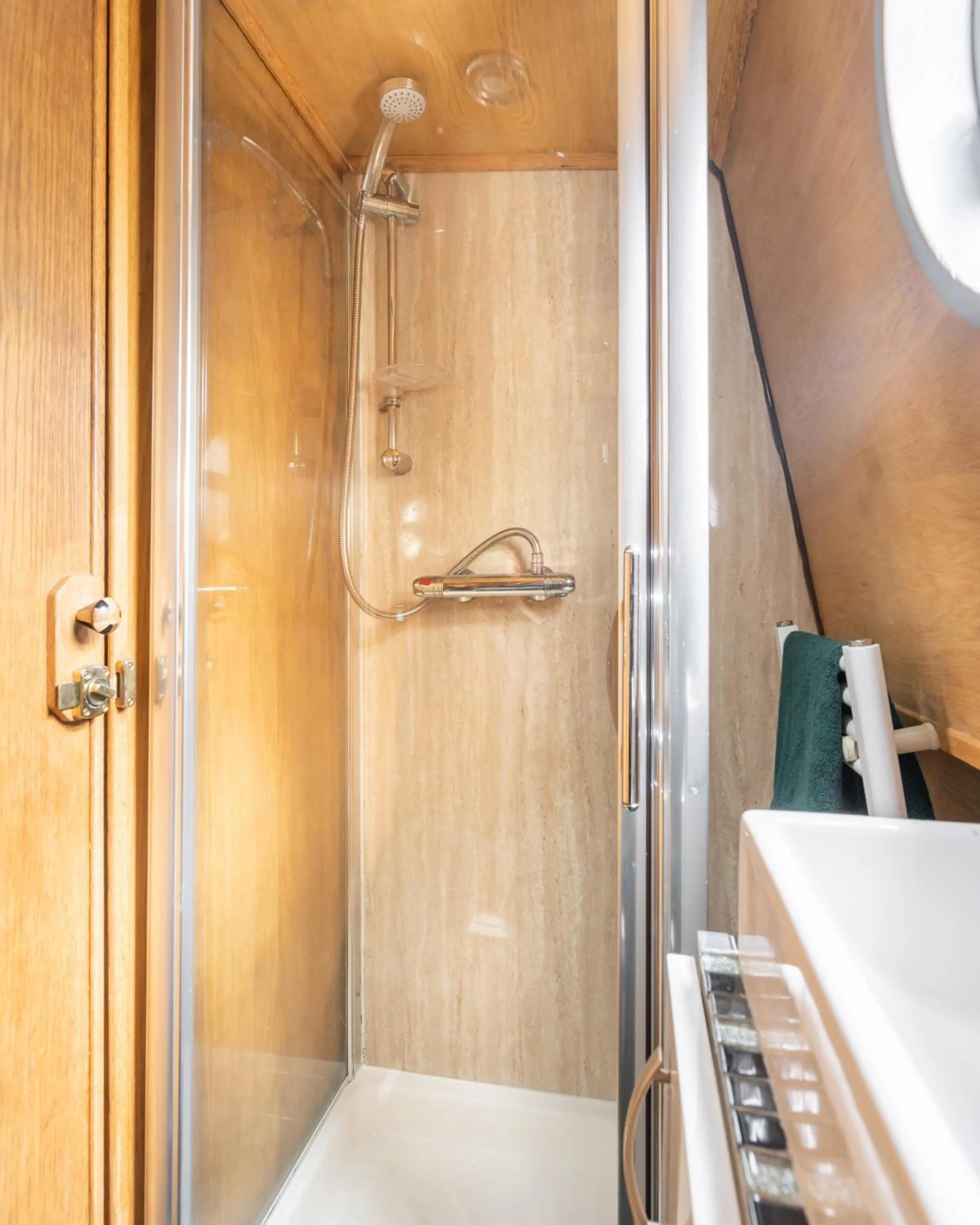 Shower in Edinburgh - Houseboats