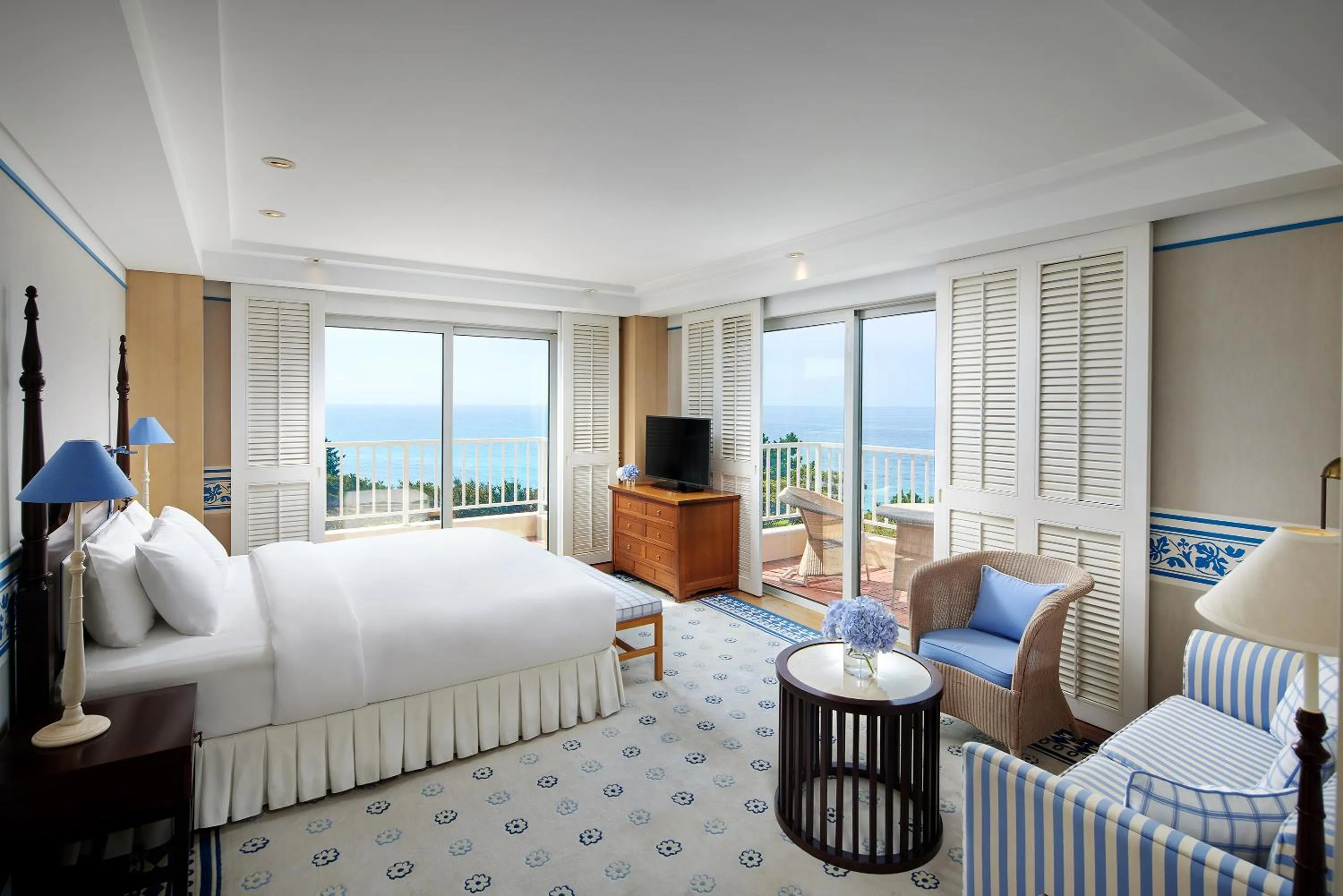 Photo of the whole room, Bed in The Shilla Jeju