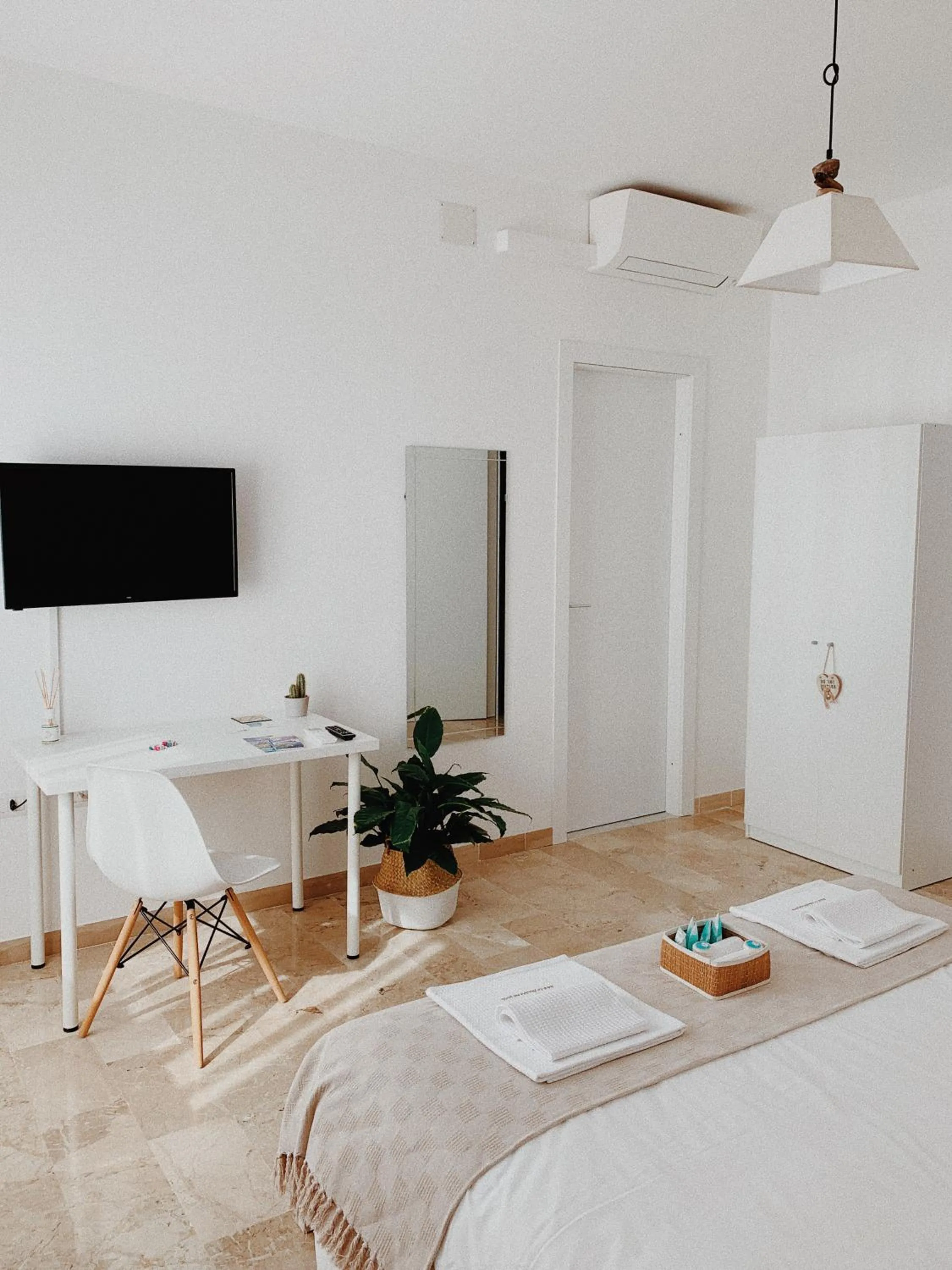 TV and multimedia, Bed in B&B La finestra sul porto