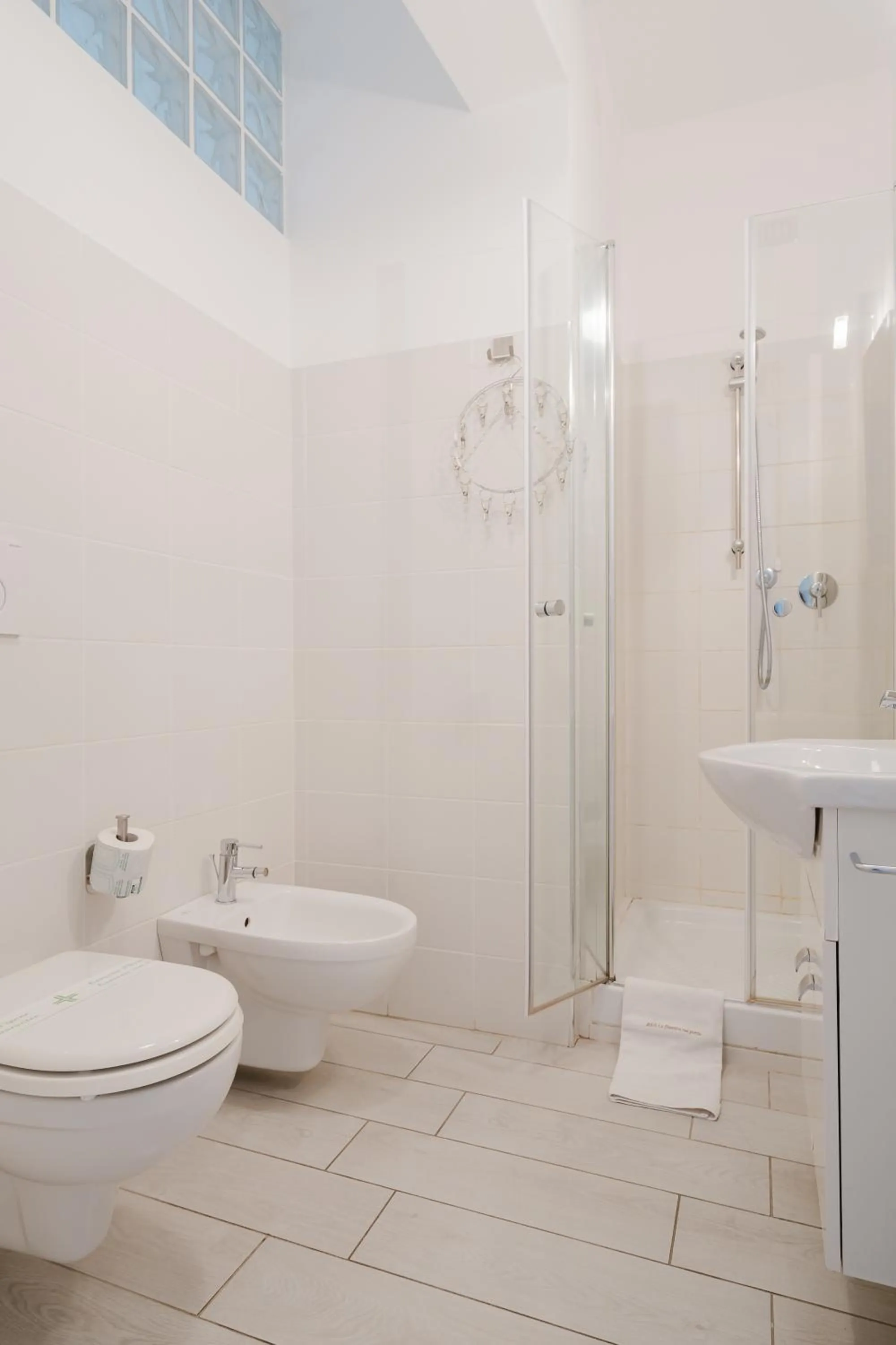 Shower in B&B La finestra sul porto