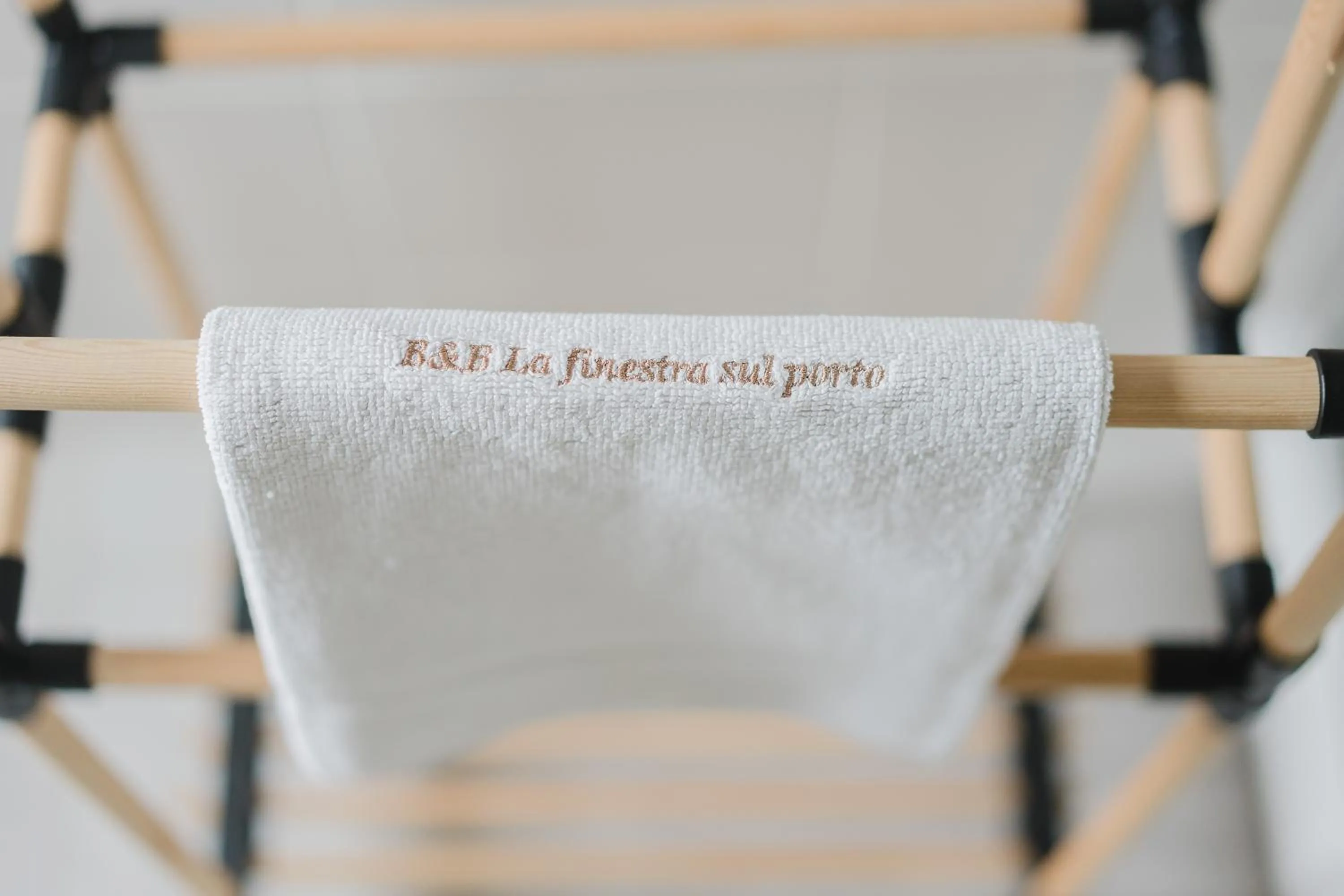 Text overlay in B&B La finestra sul porto
