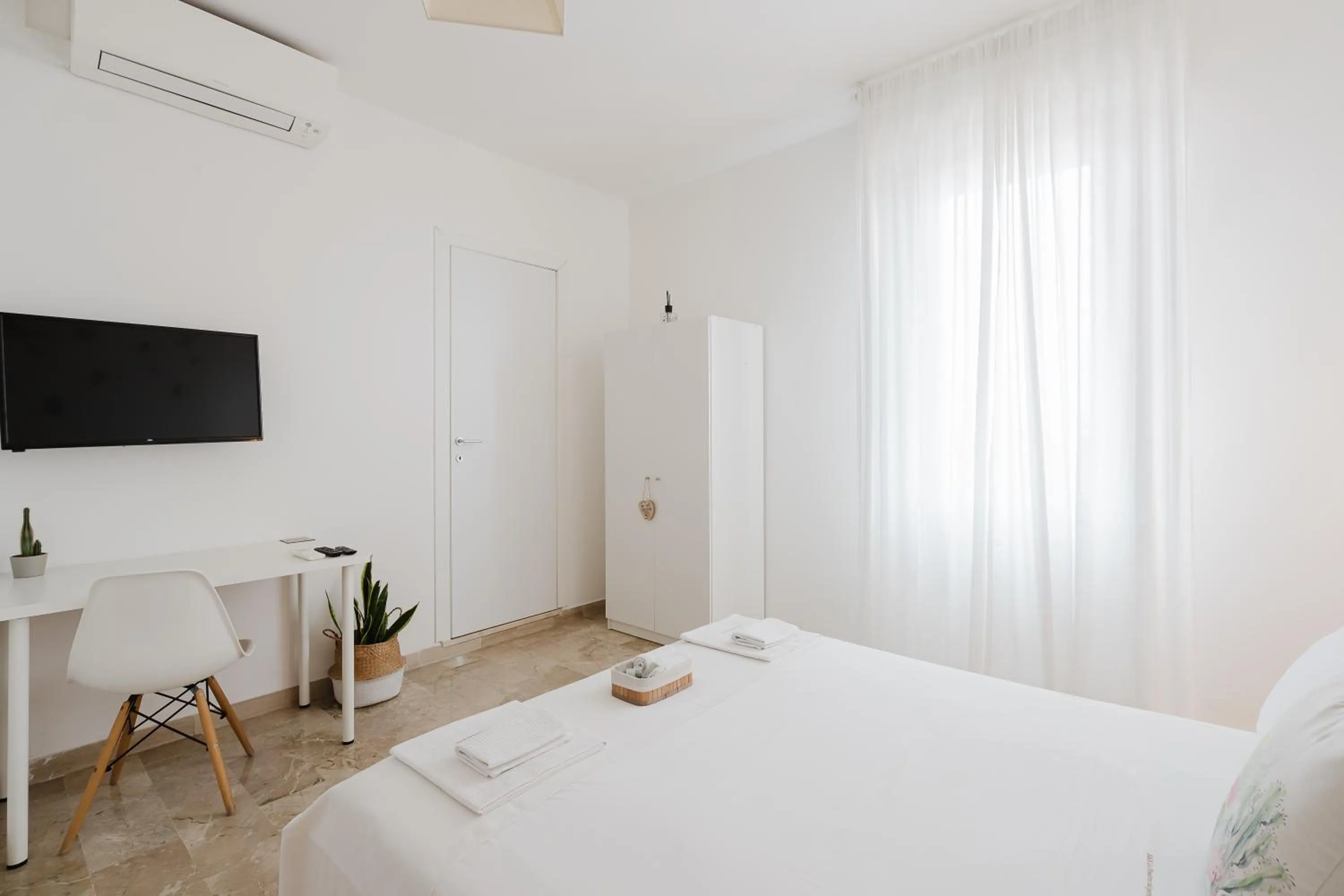 TV and multimedia, Bed in B&B La finestra sul porto