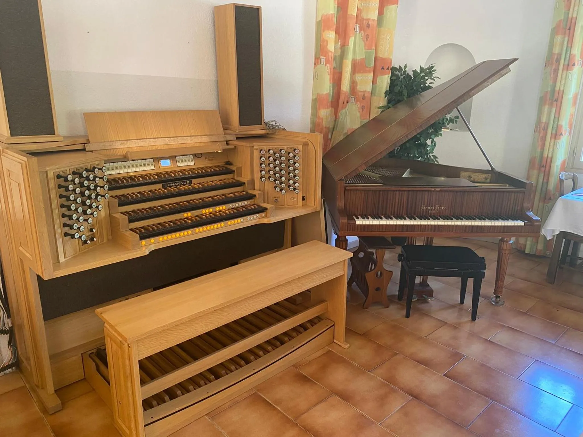 HUMAN HOTEL RESIDENCE ex esparrus