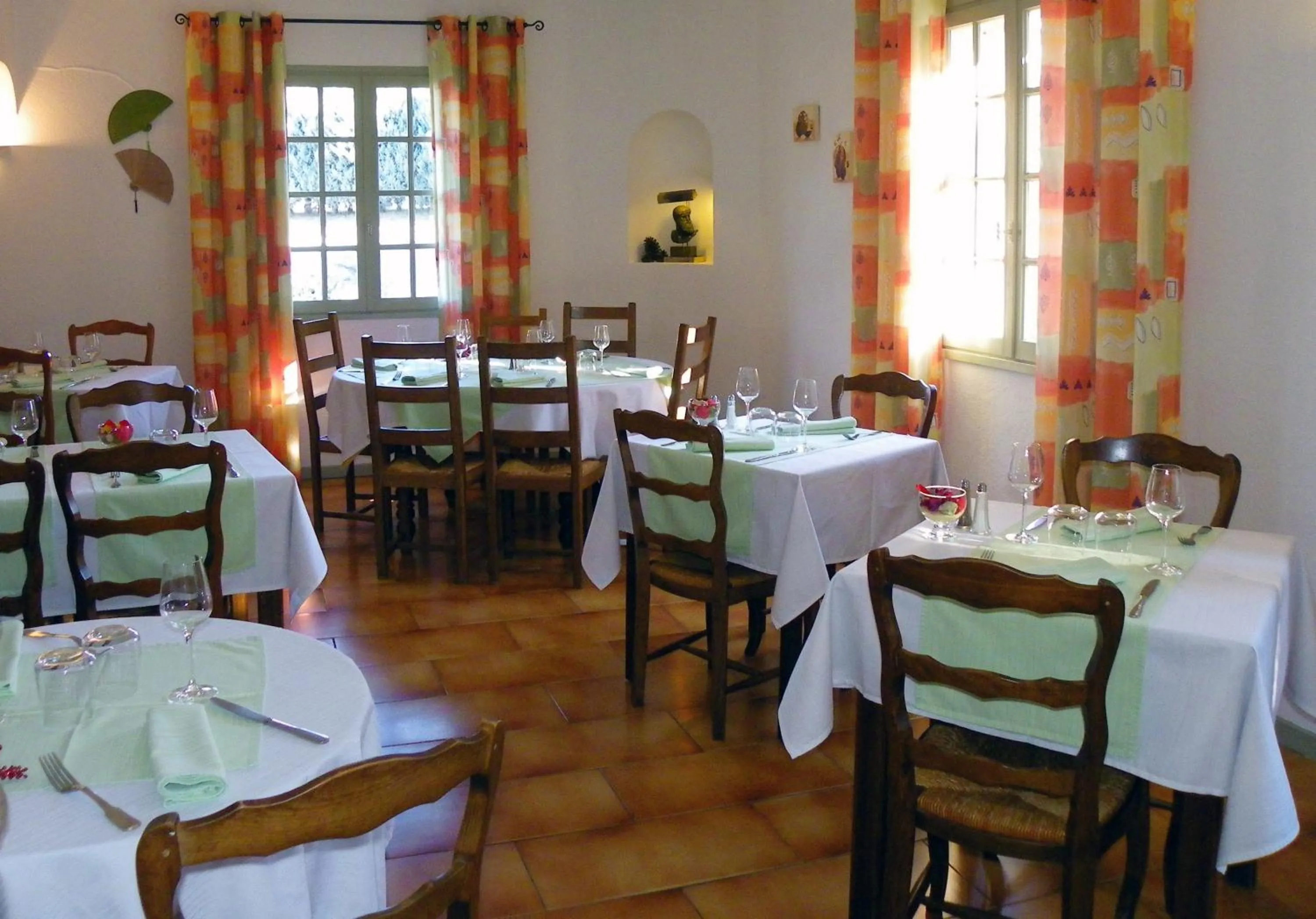 Restaurant/places to eat in HUMAN HOTEL RESIDENCE ex esparrus