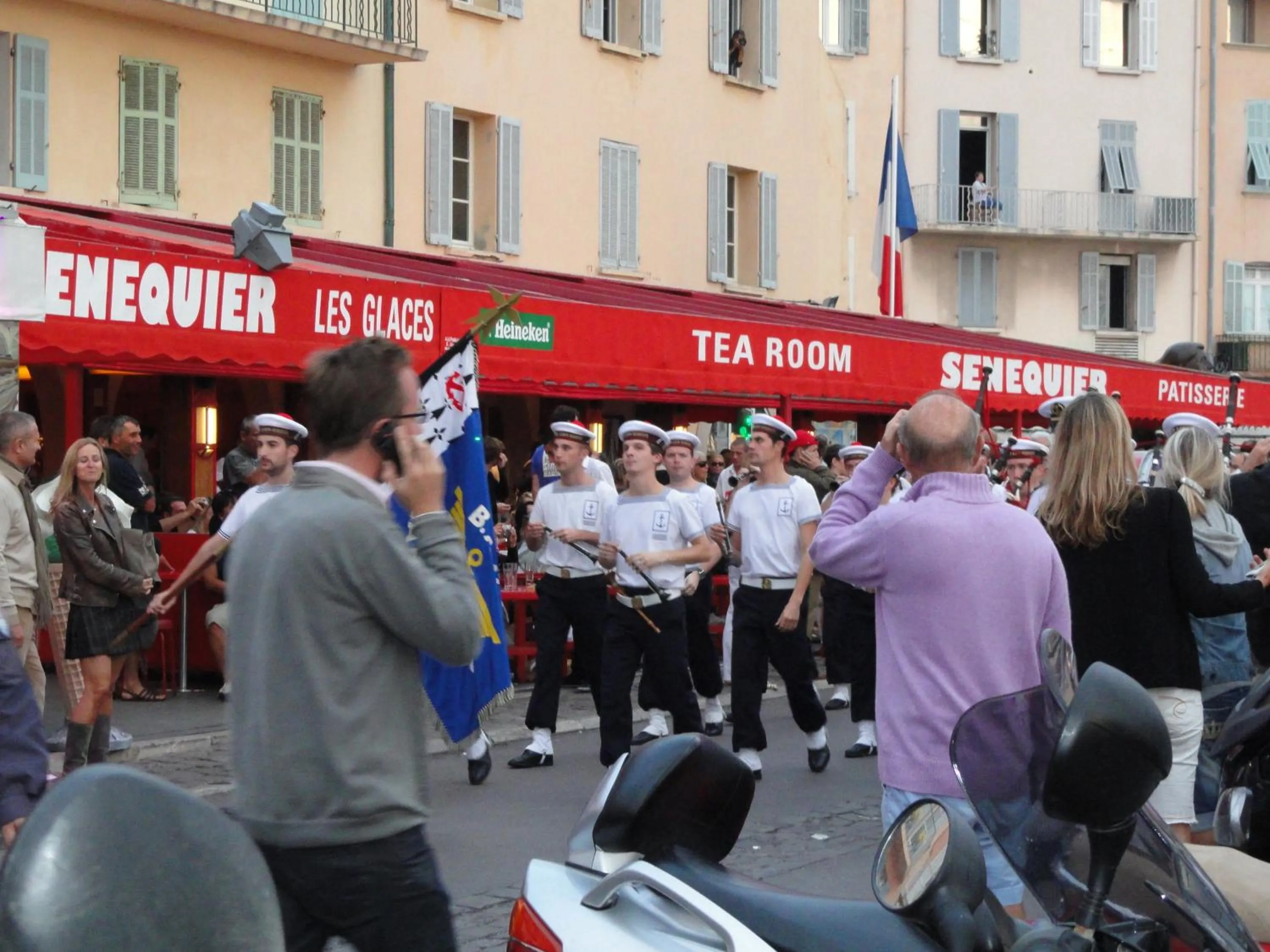 People in Clos des Vignes Pampelonne Vineyard