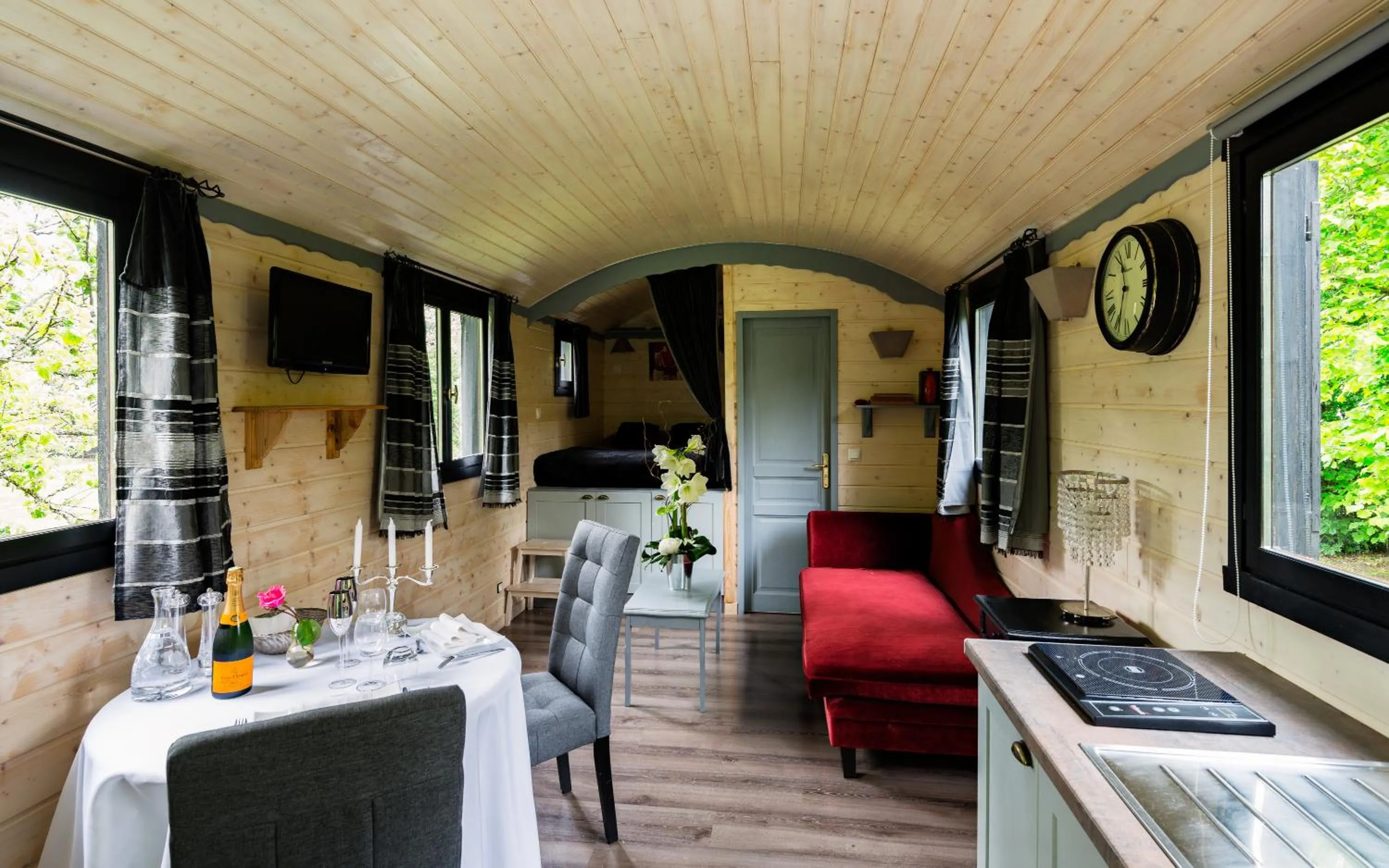Bedroom in Hôtel Quai des Pontis