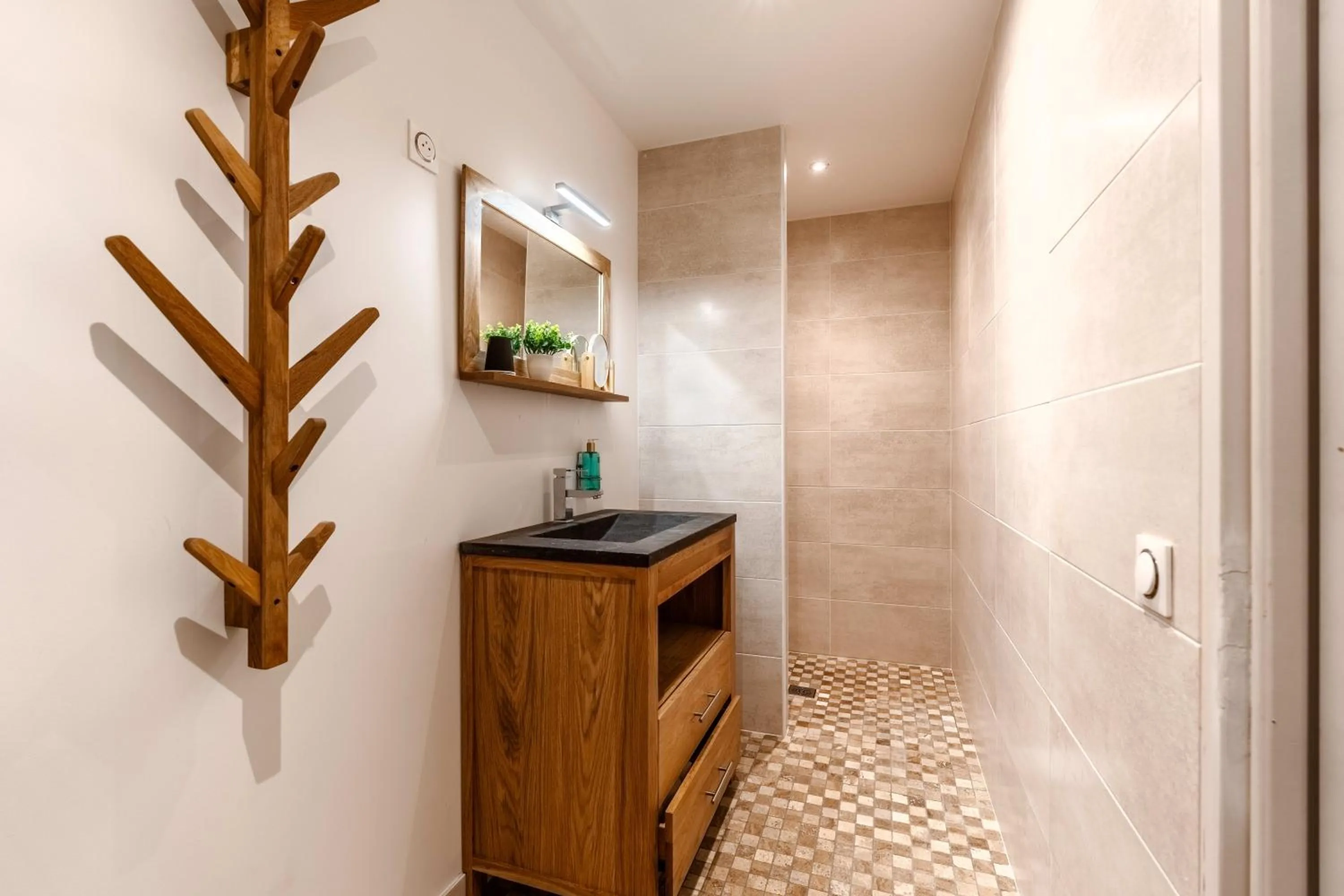 Shower in Hôtel Quai des Pontis