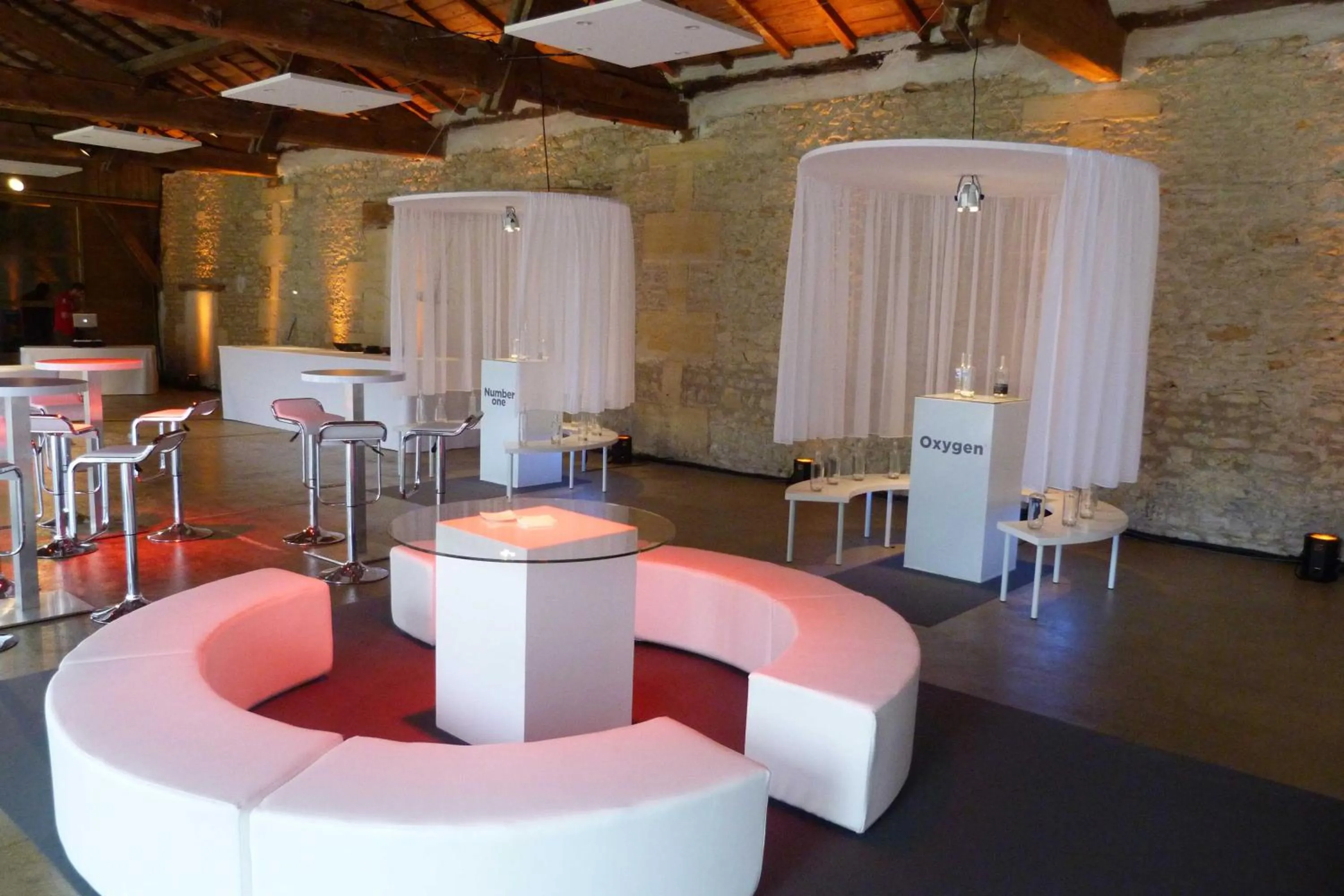 Communal lounge/ TV room in Hôtel Quai des Pontis