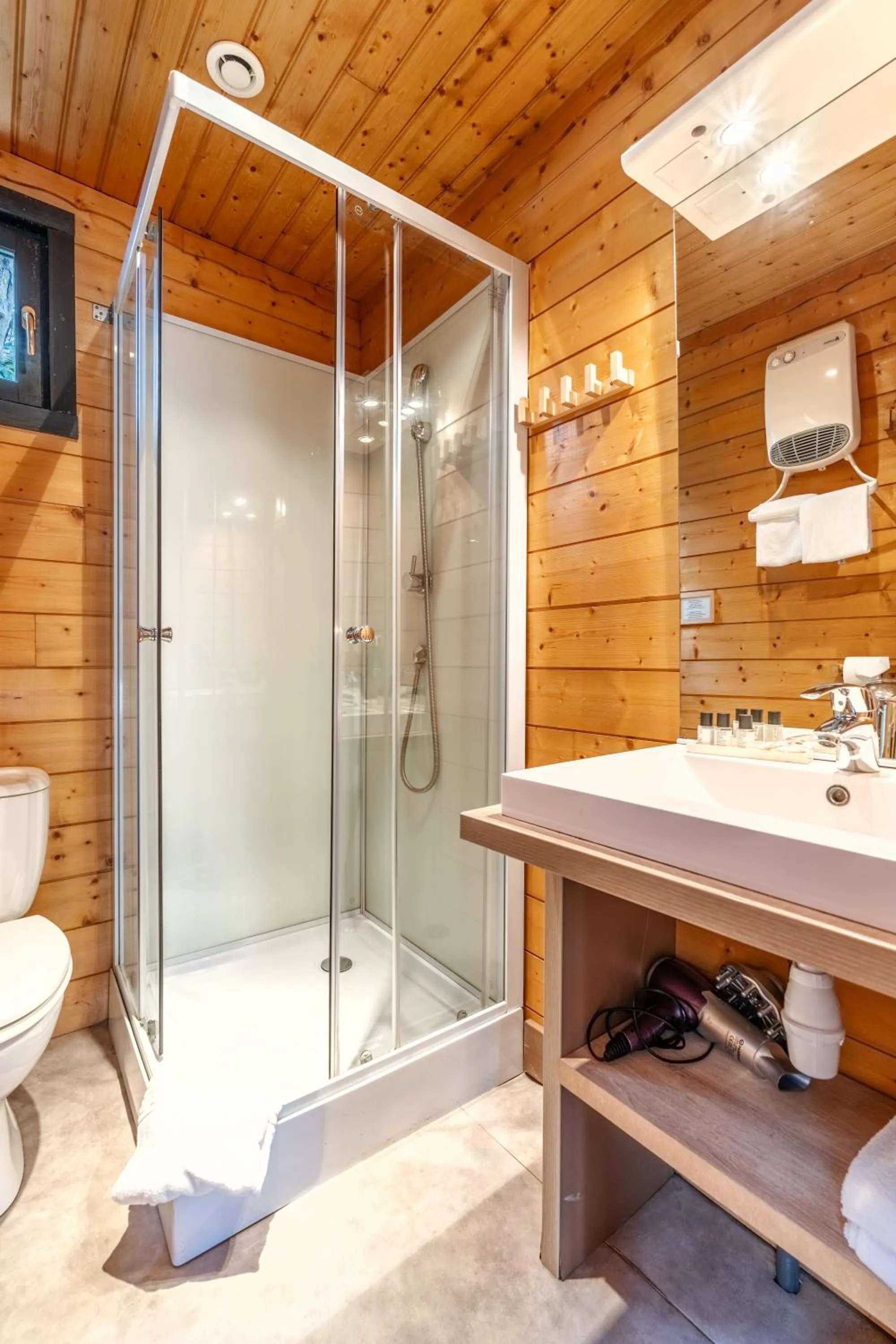 Shower in Hôtel Quai des Pontis