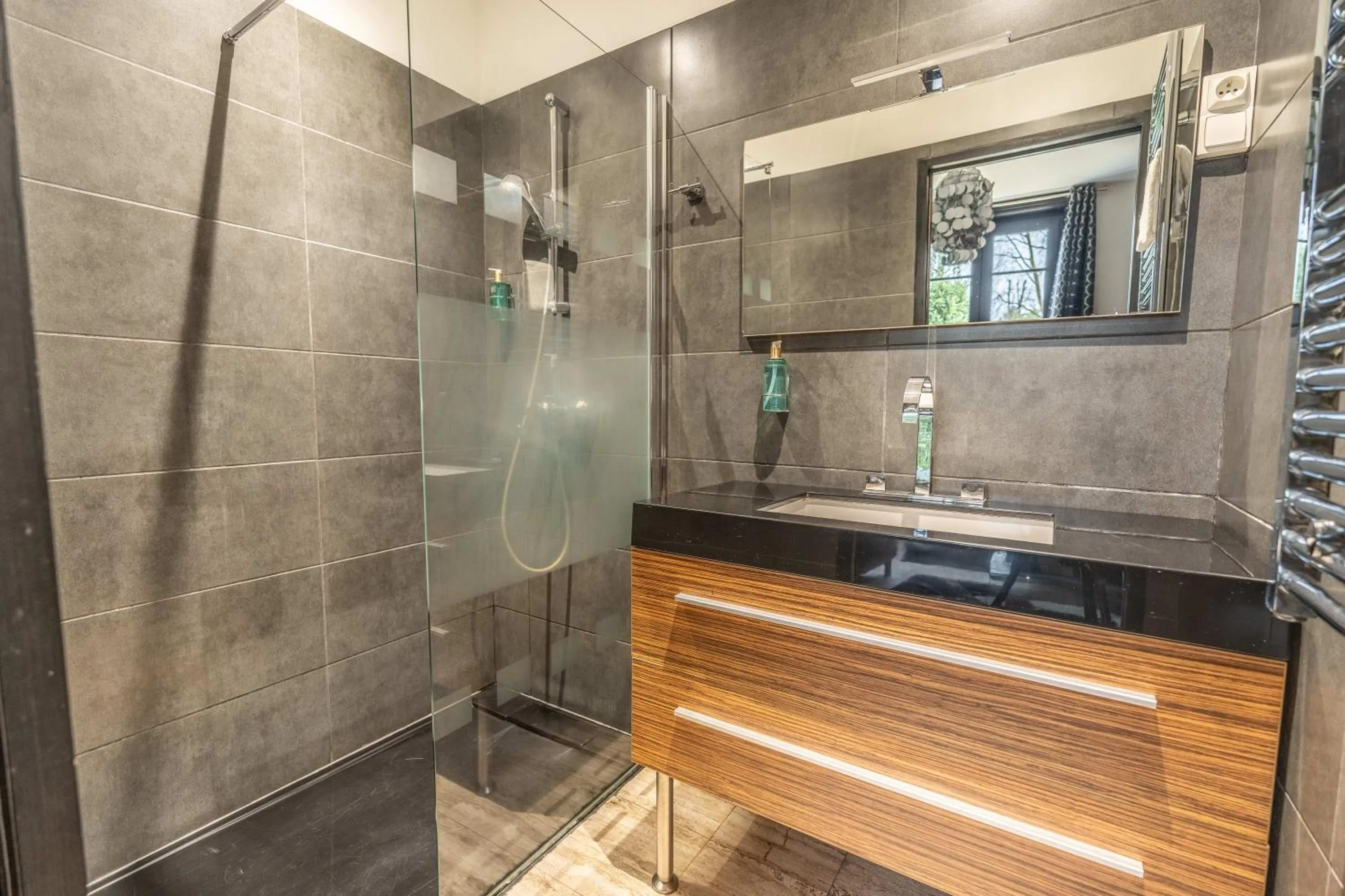 Shower in Hôtel Quai des Pontis