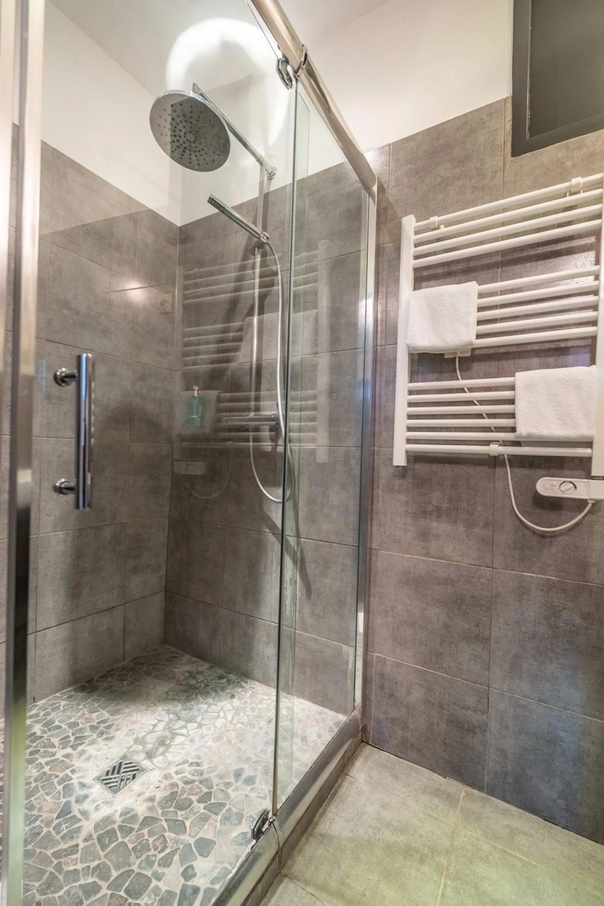 Shower in Hôtel Quai des Pontis