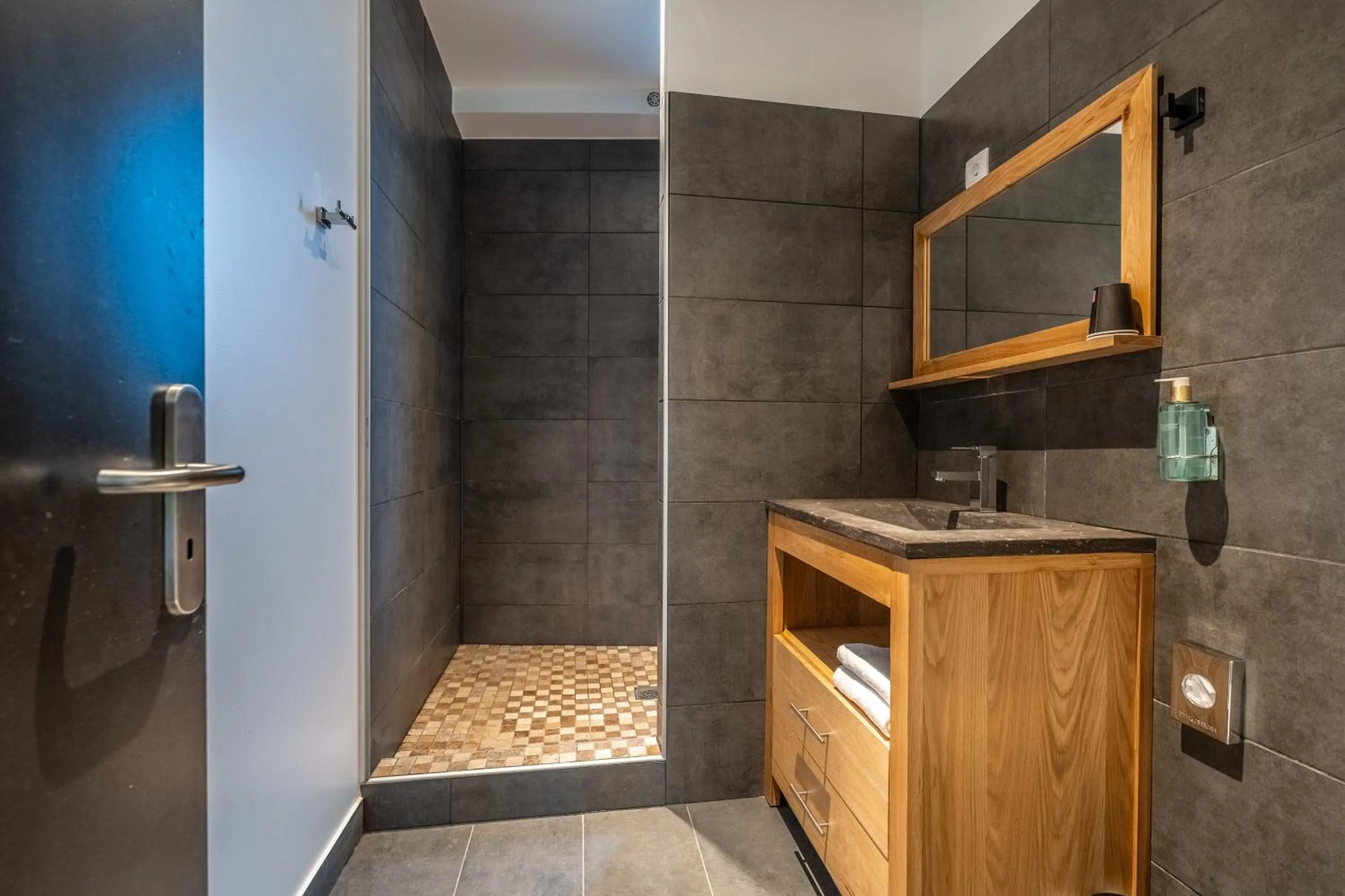 Shower in Hôtel Quai des Pontis