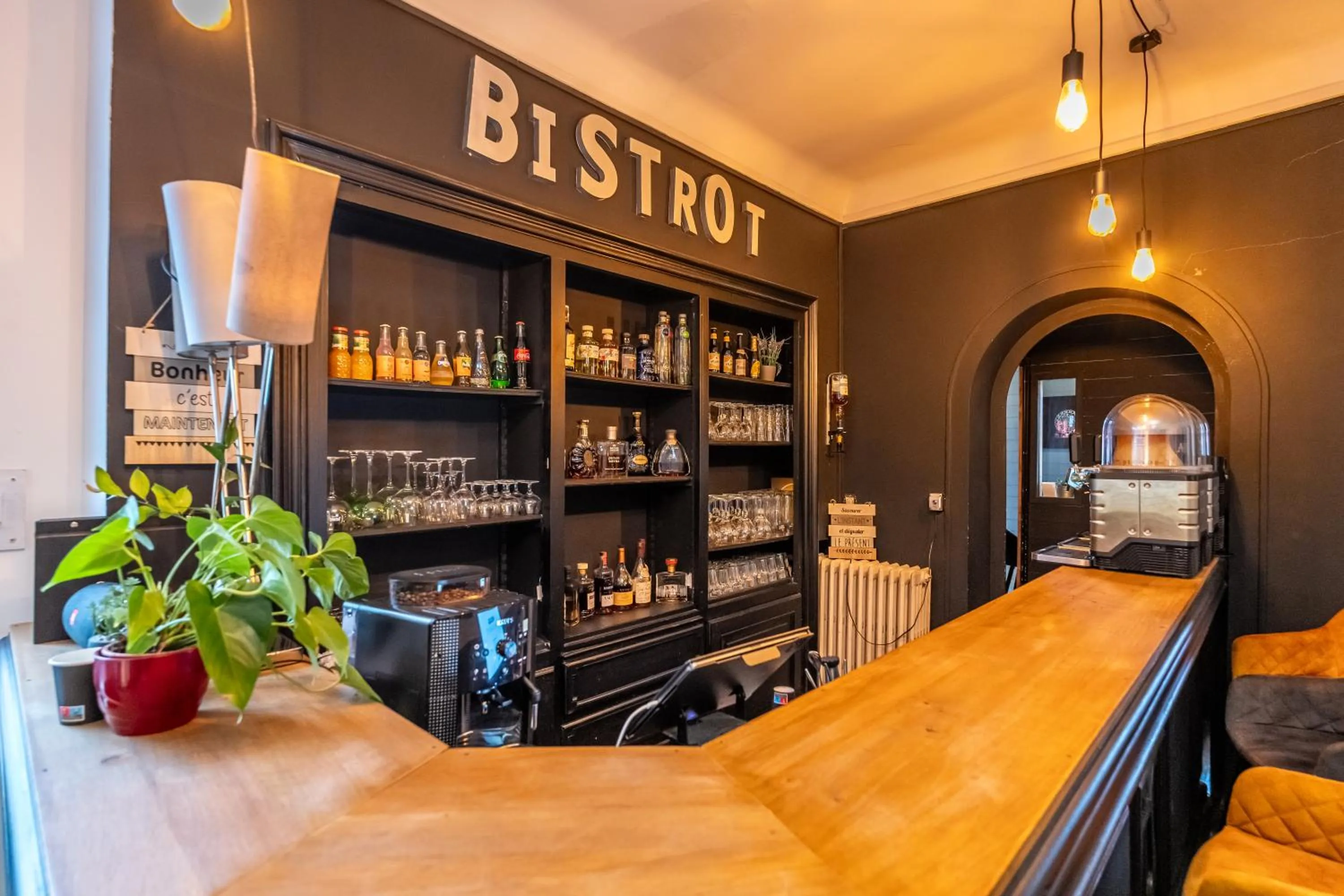 Lounge or bar in Hôtel Quai des Pontis