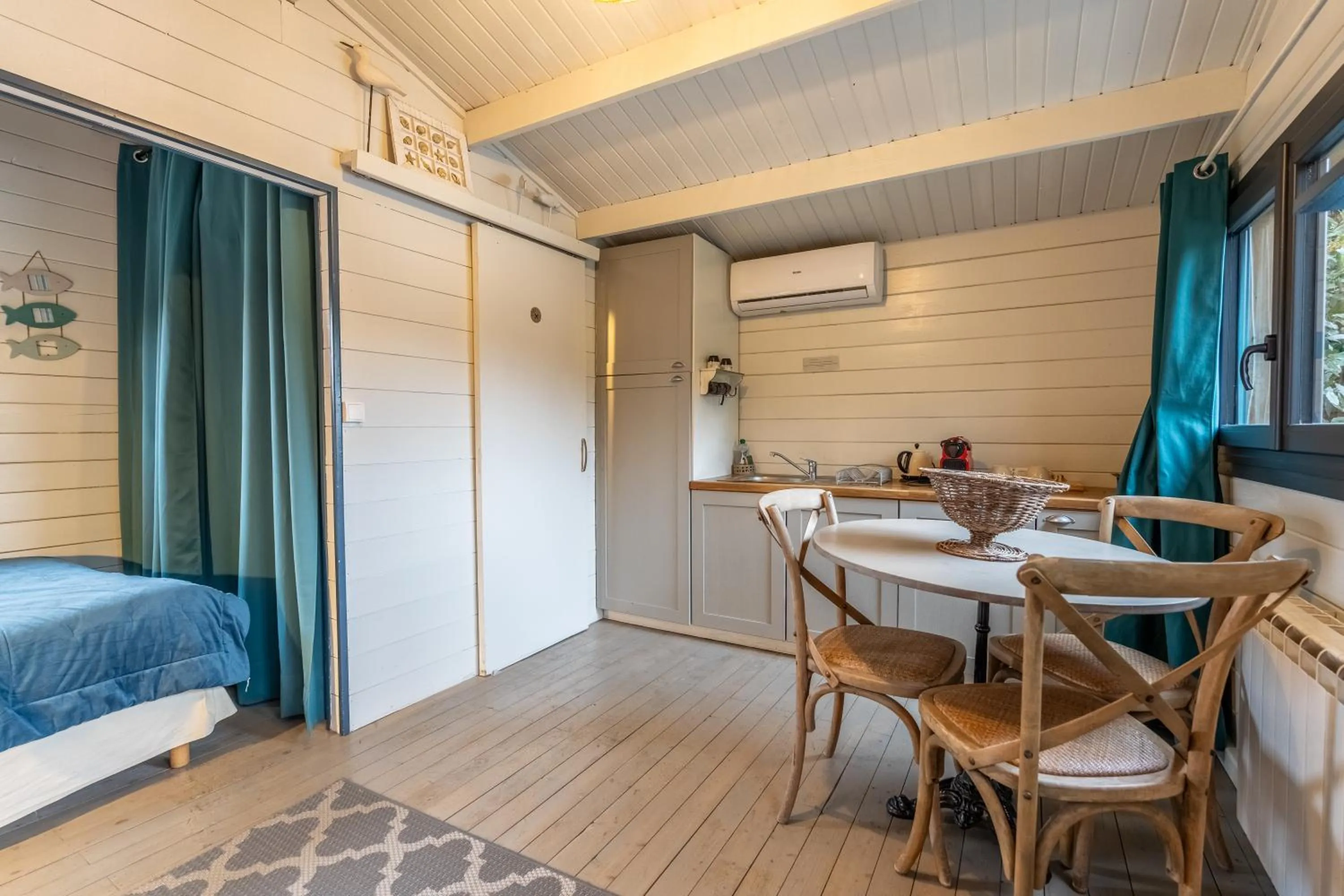 kitchen, Bed in Hôtel Quai des Pontis
