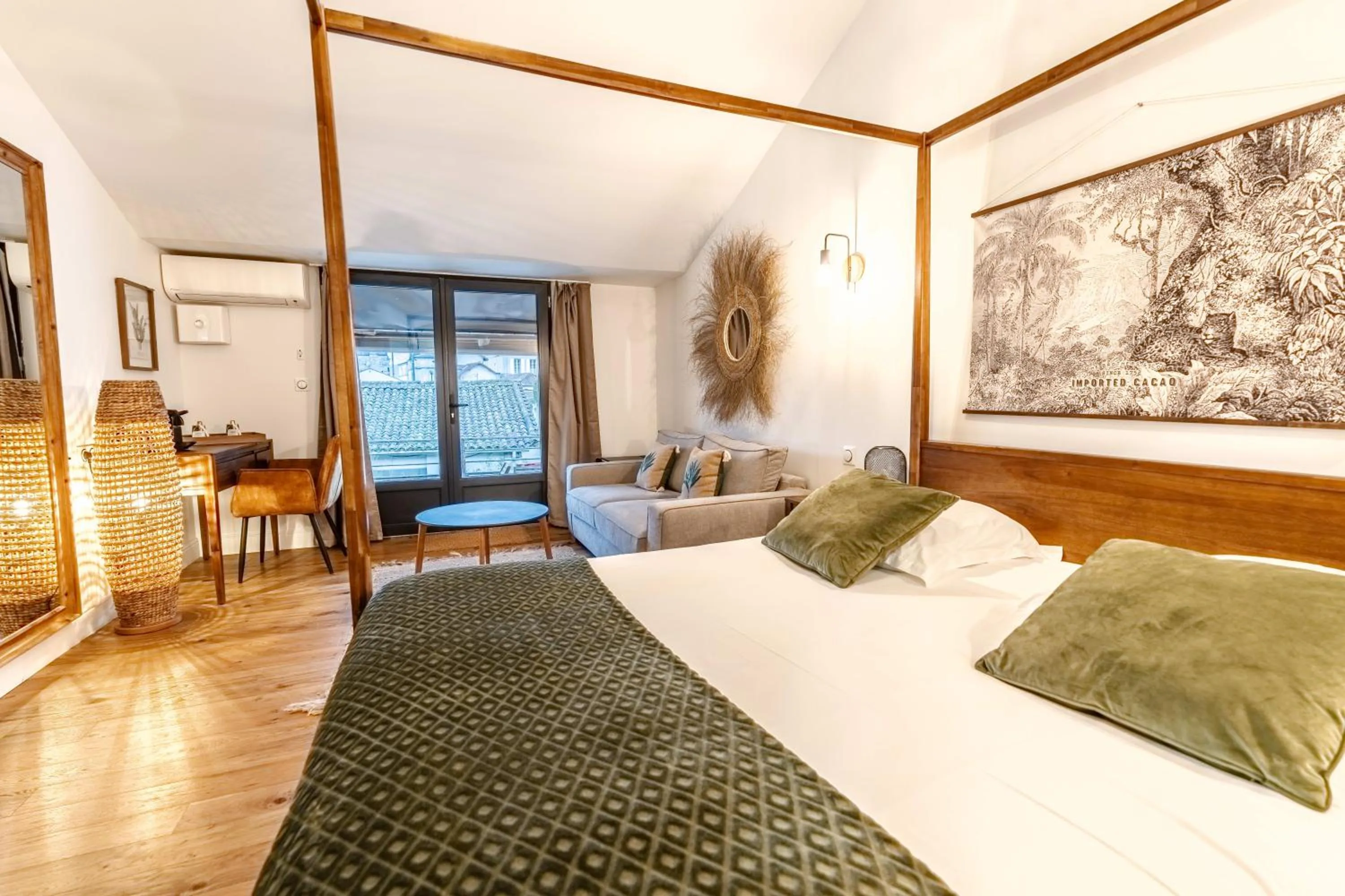 Patio, Bed in Hôtel Quai des Pontis