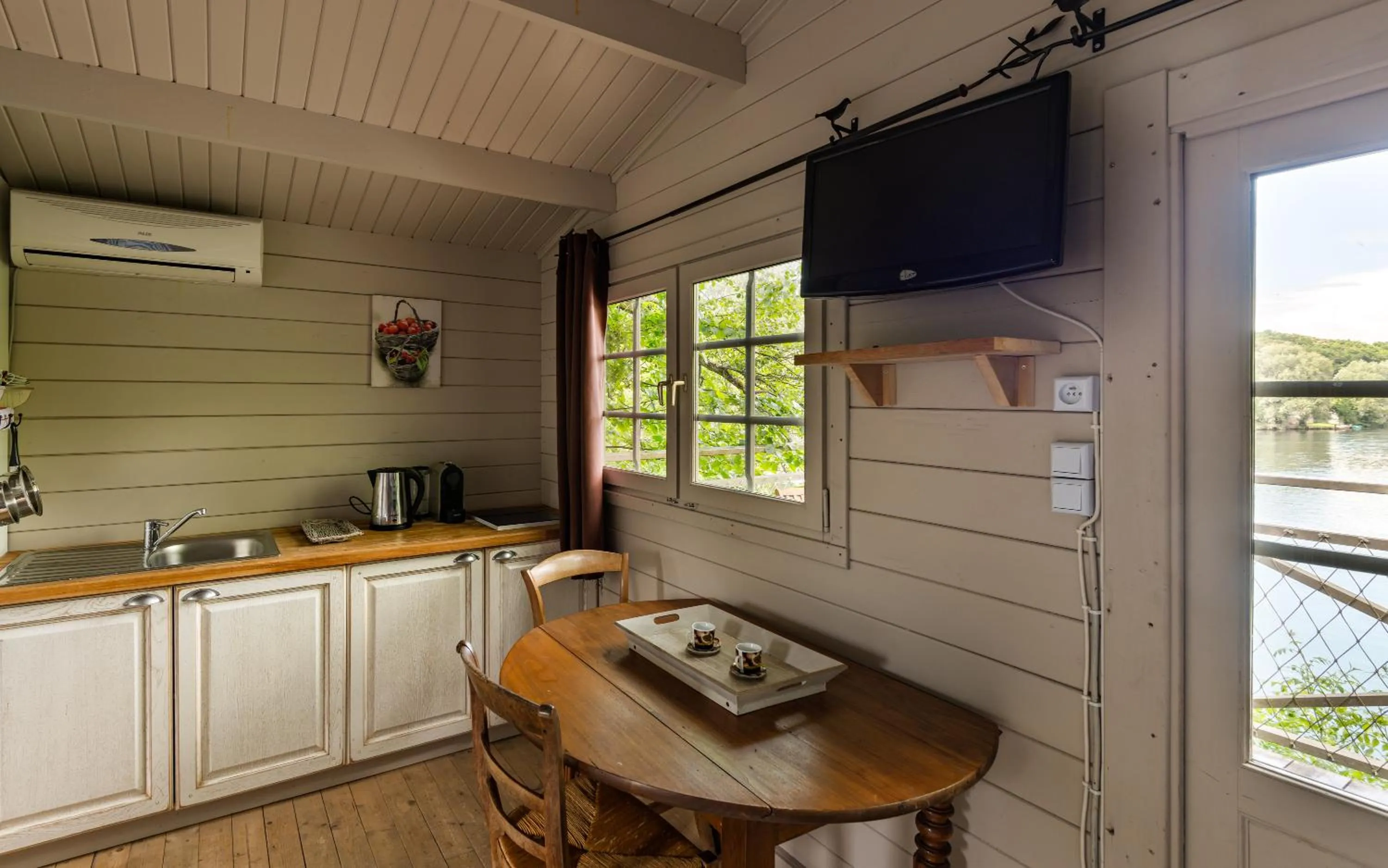 Kitchen or kitchenette in Hôtel Quai des Pontis