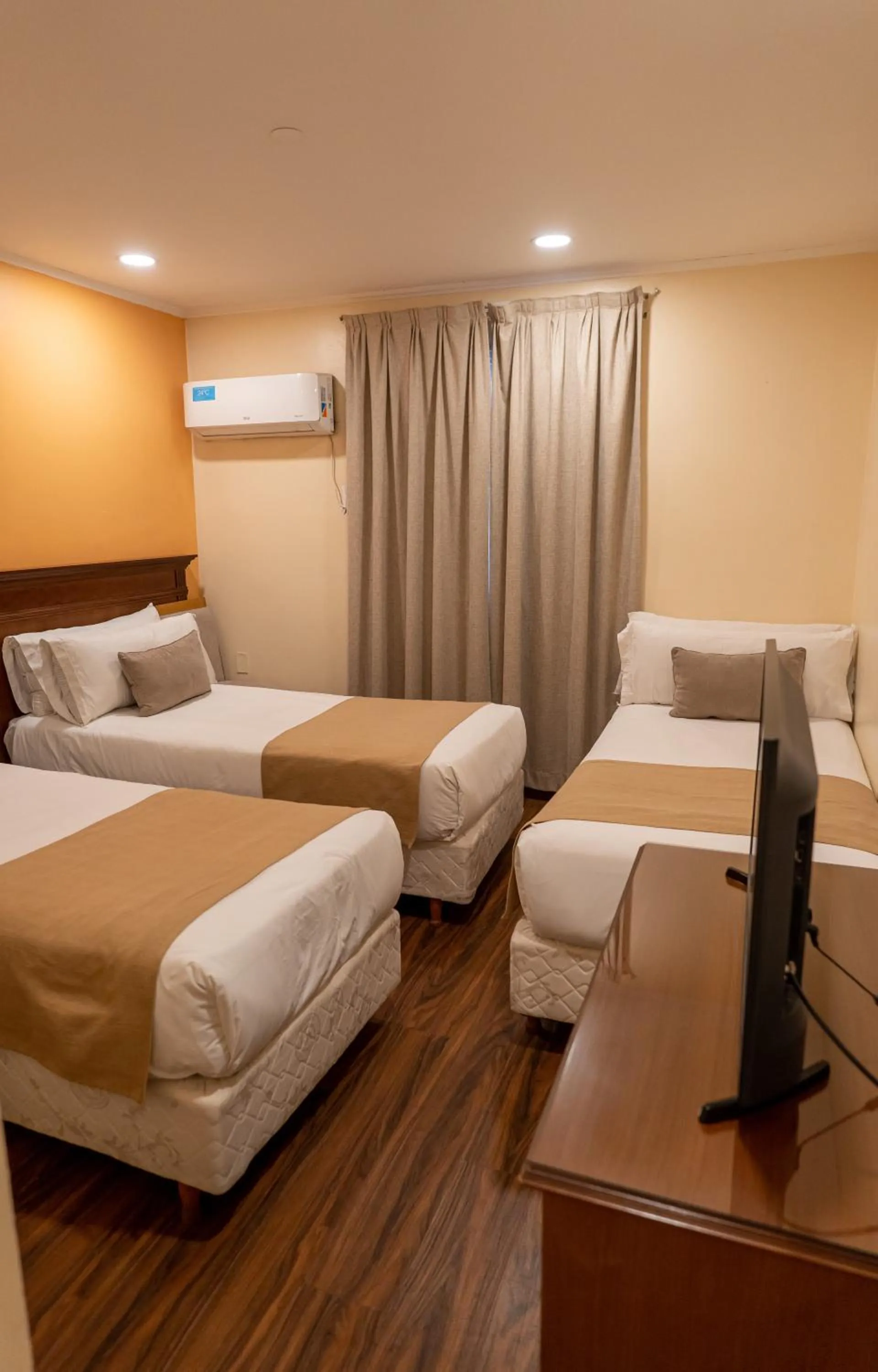 Photo of the whole room, Bed in Ritz Hotel Mendoza