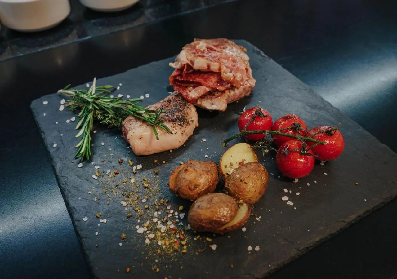 Restaurant/places to eat in Hotel Horal