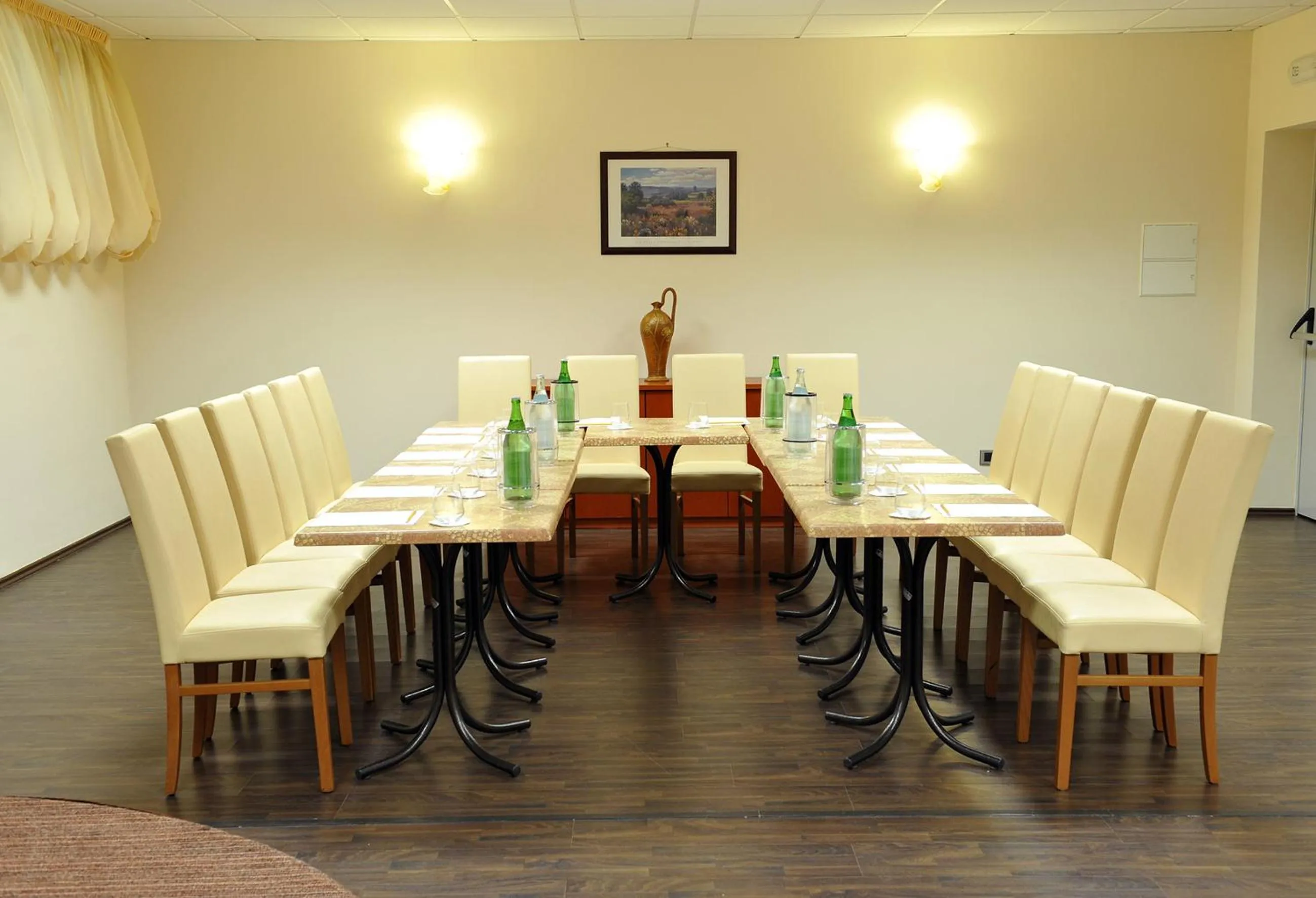 Business facilities in Gullo Hotel