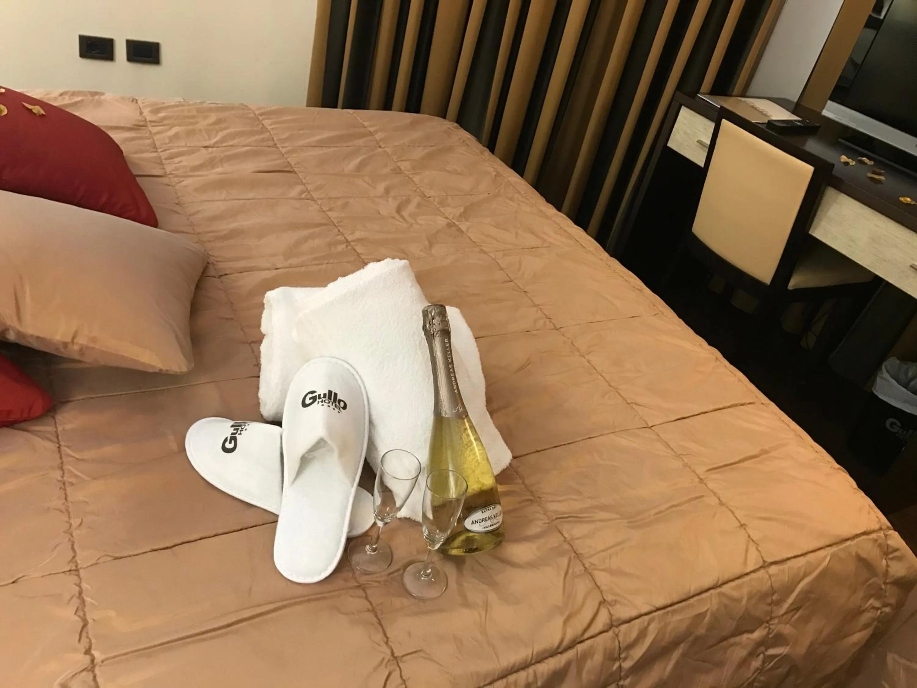 Living room, Bed in Gullo Hotel