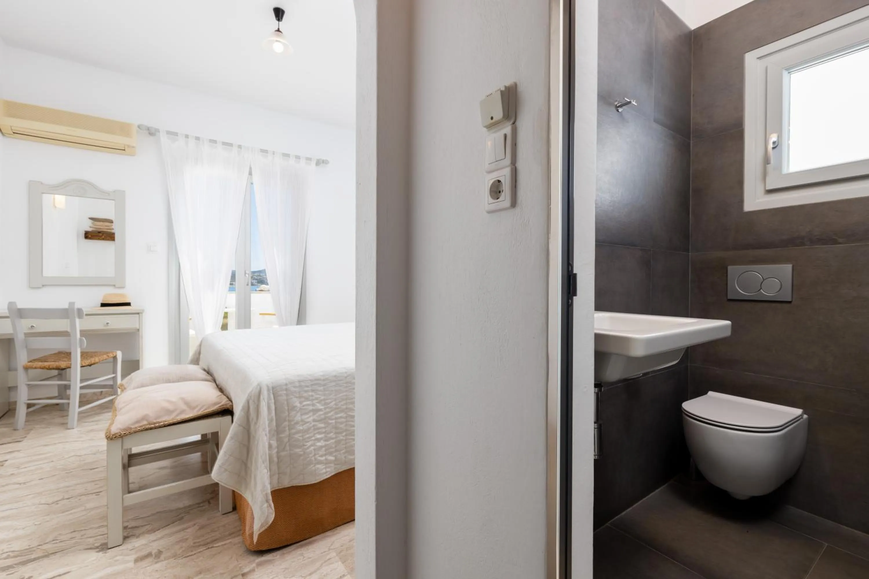 Photo of the whole room in Roses Beach