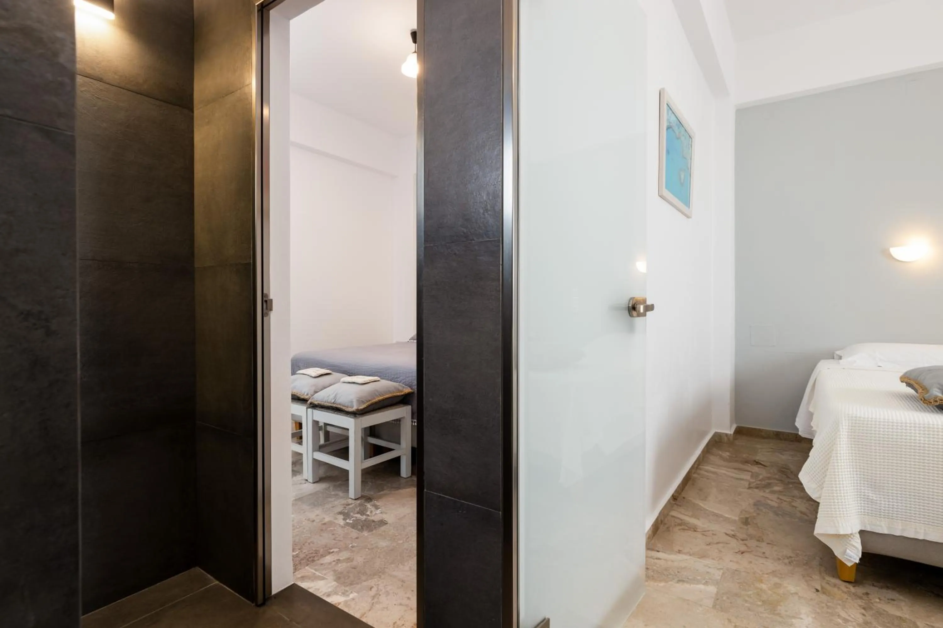 Photo of the whole room in Roses Beach