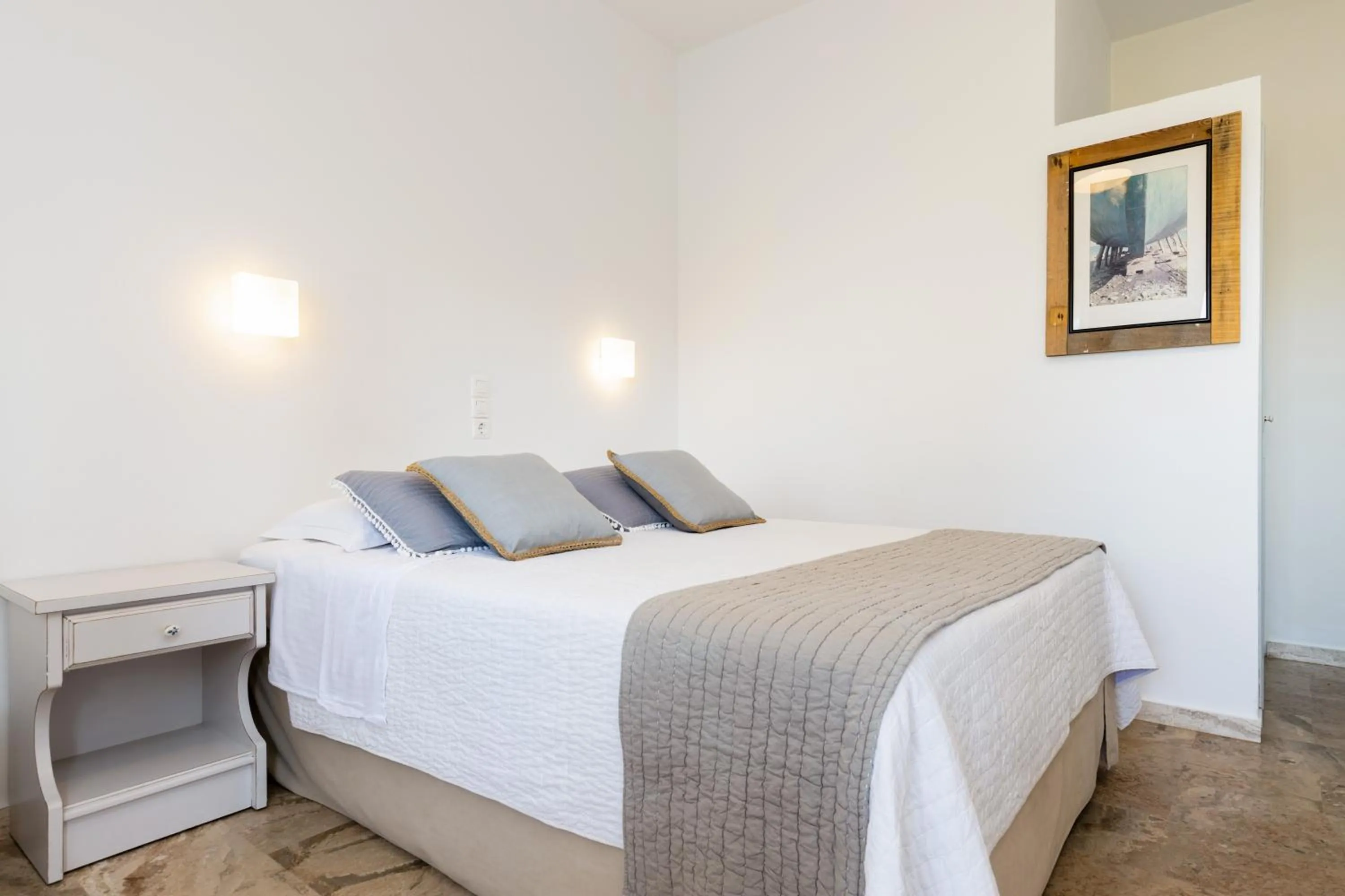 Photo of the whole room in Roses Beach