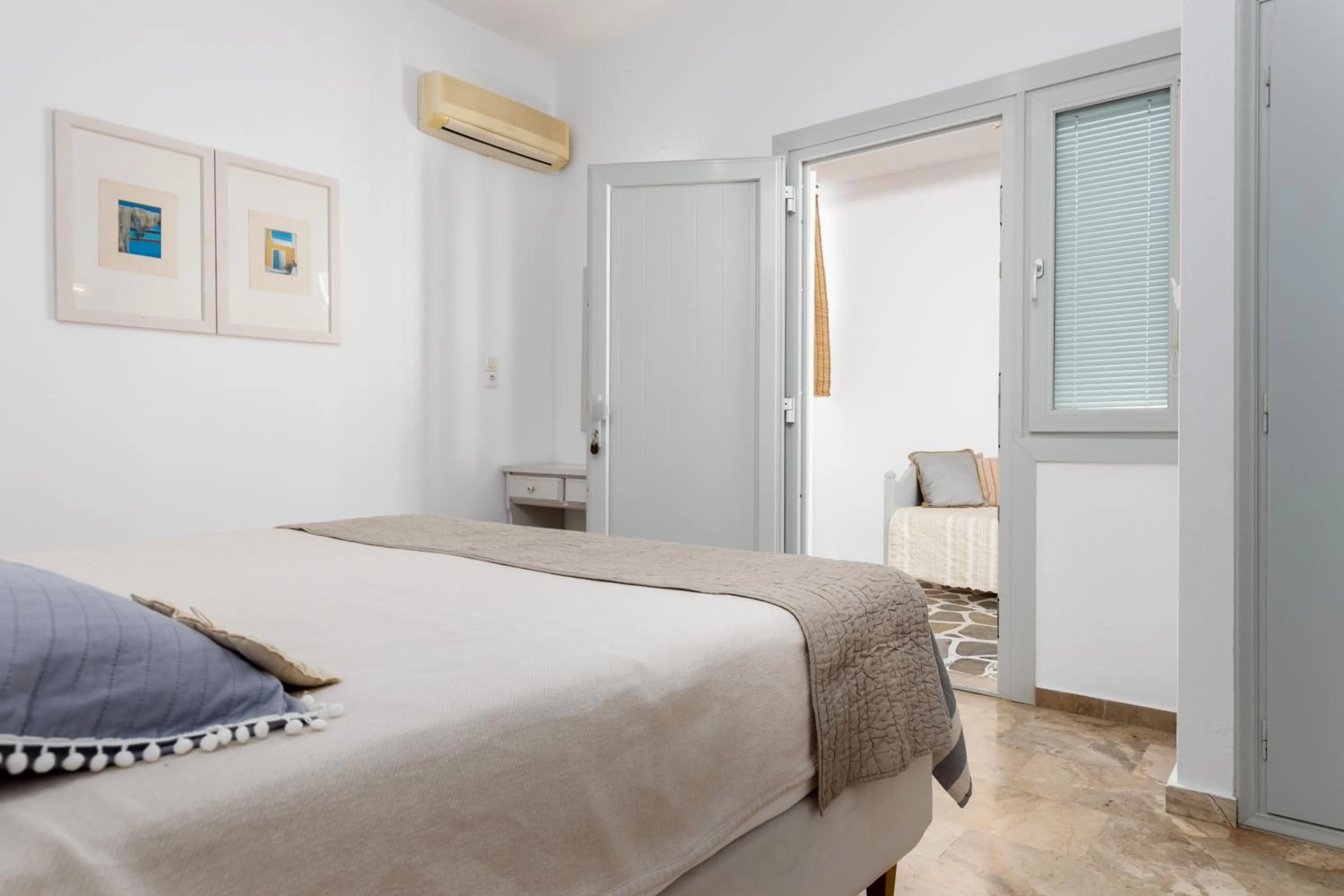 Photo of the whole room in Roses Beach