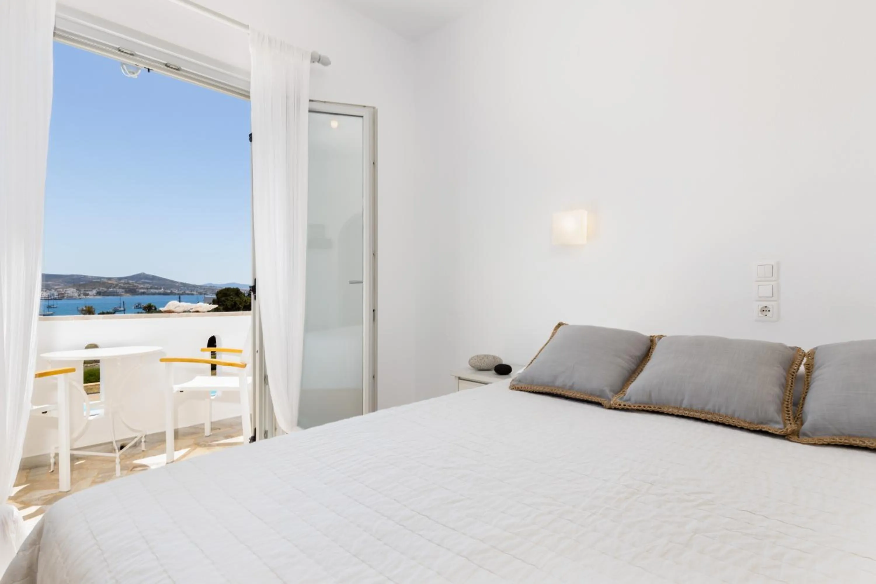 Photo of the whole room in Roses Beach