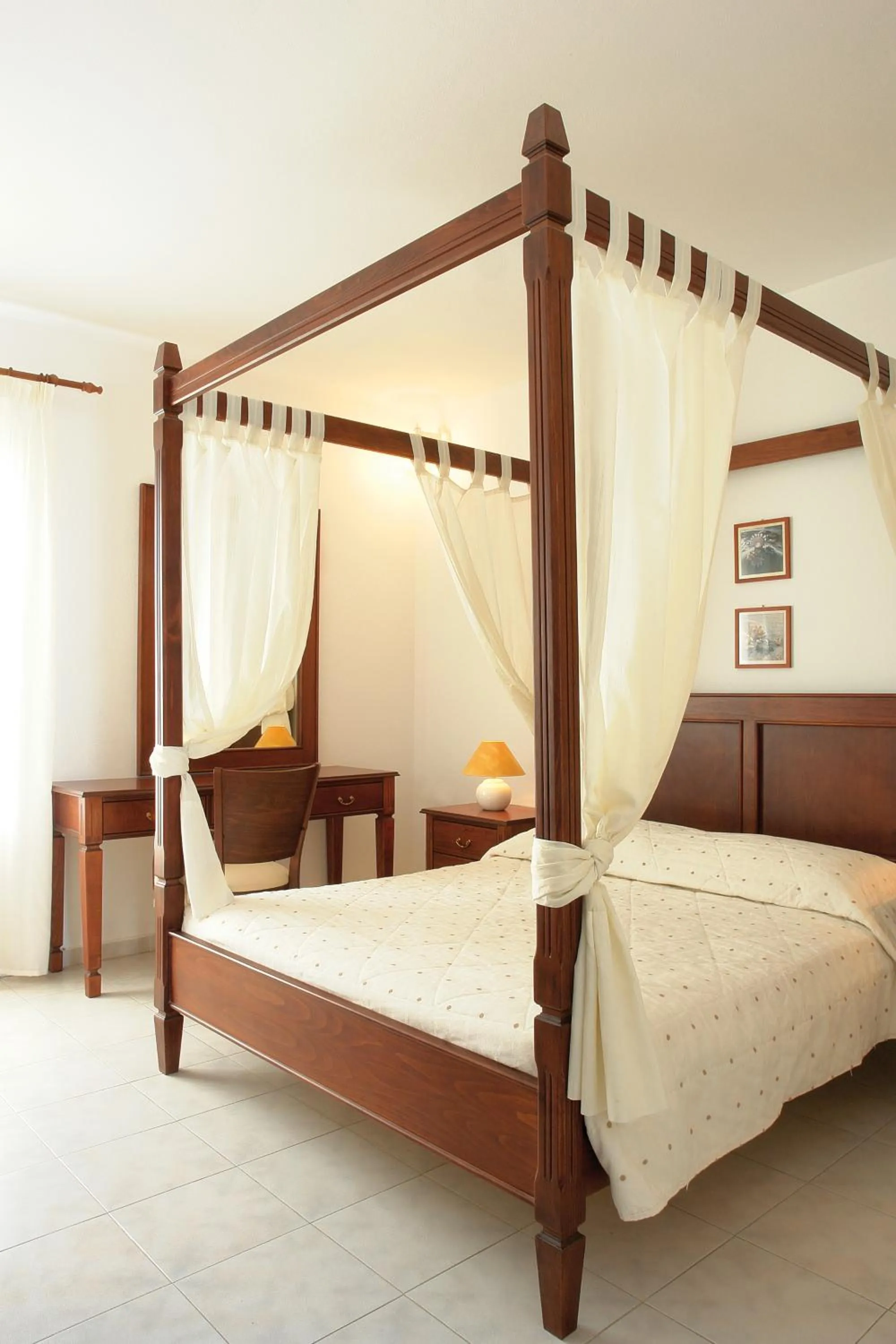 Photo of the whole room in Vardia Bay Studios