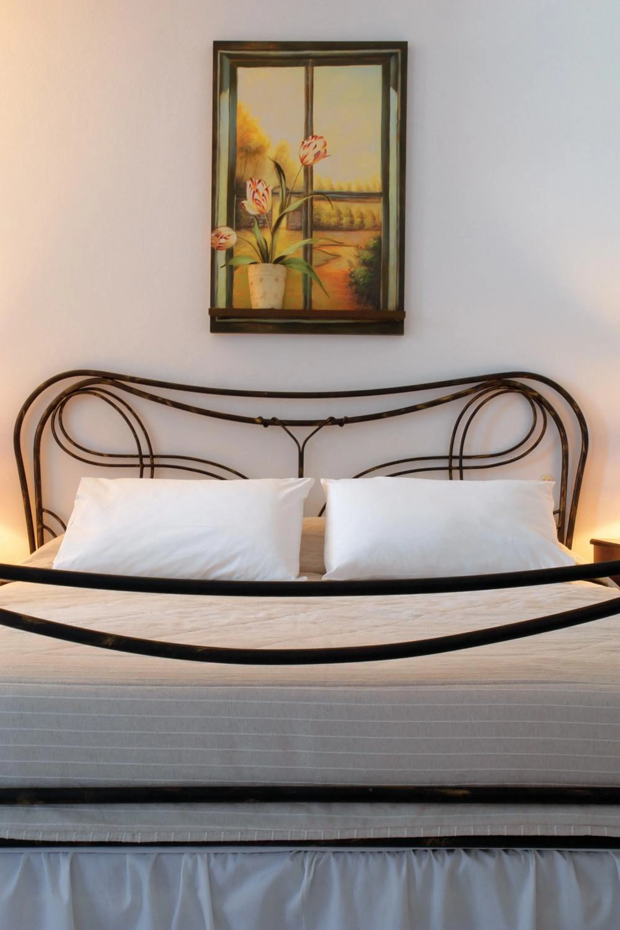 Photo of the whole room in Vardia Bay Studios