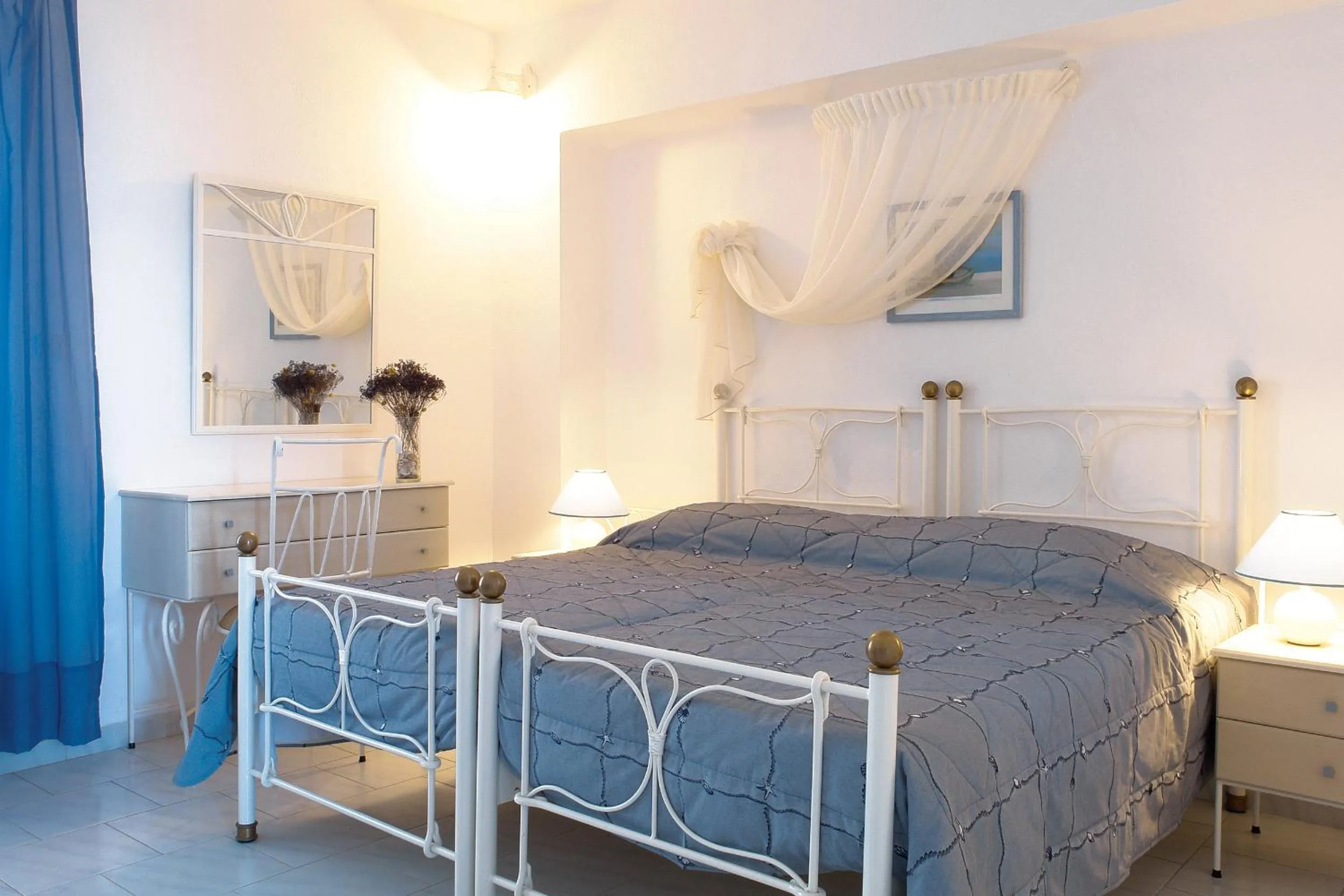 Photo of the whole room in Vardia Bay Studios