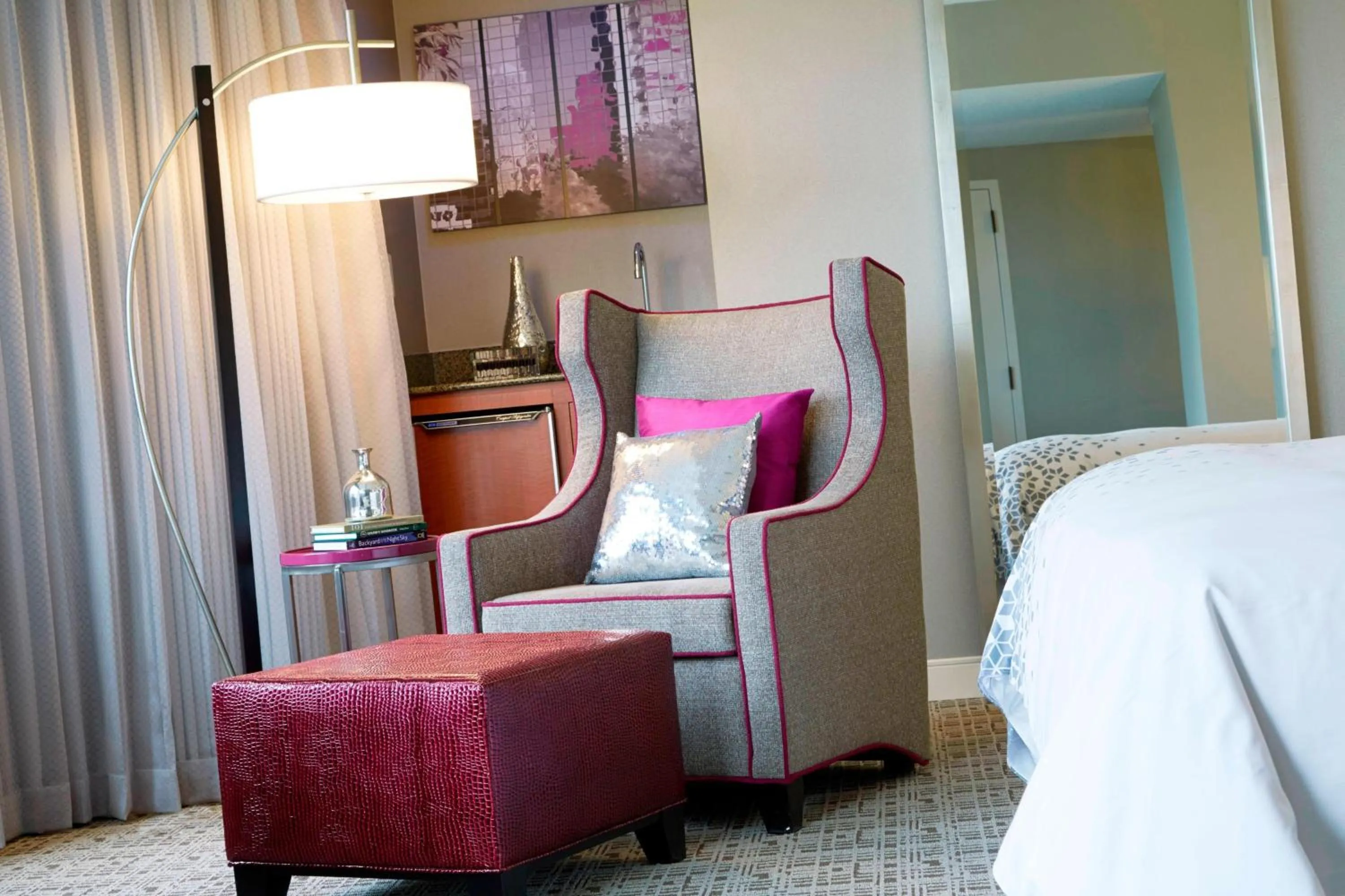 Living room, Bed in Renaissance Atlanta Waverly Hotel & Convention Center