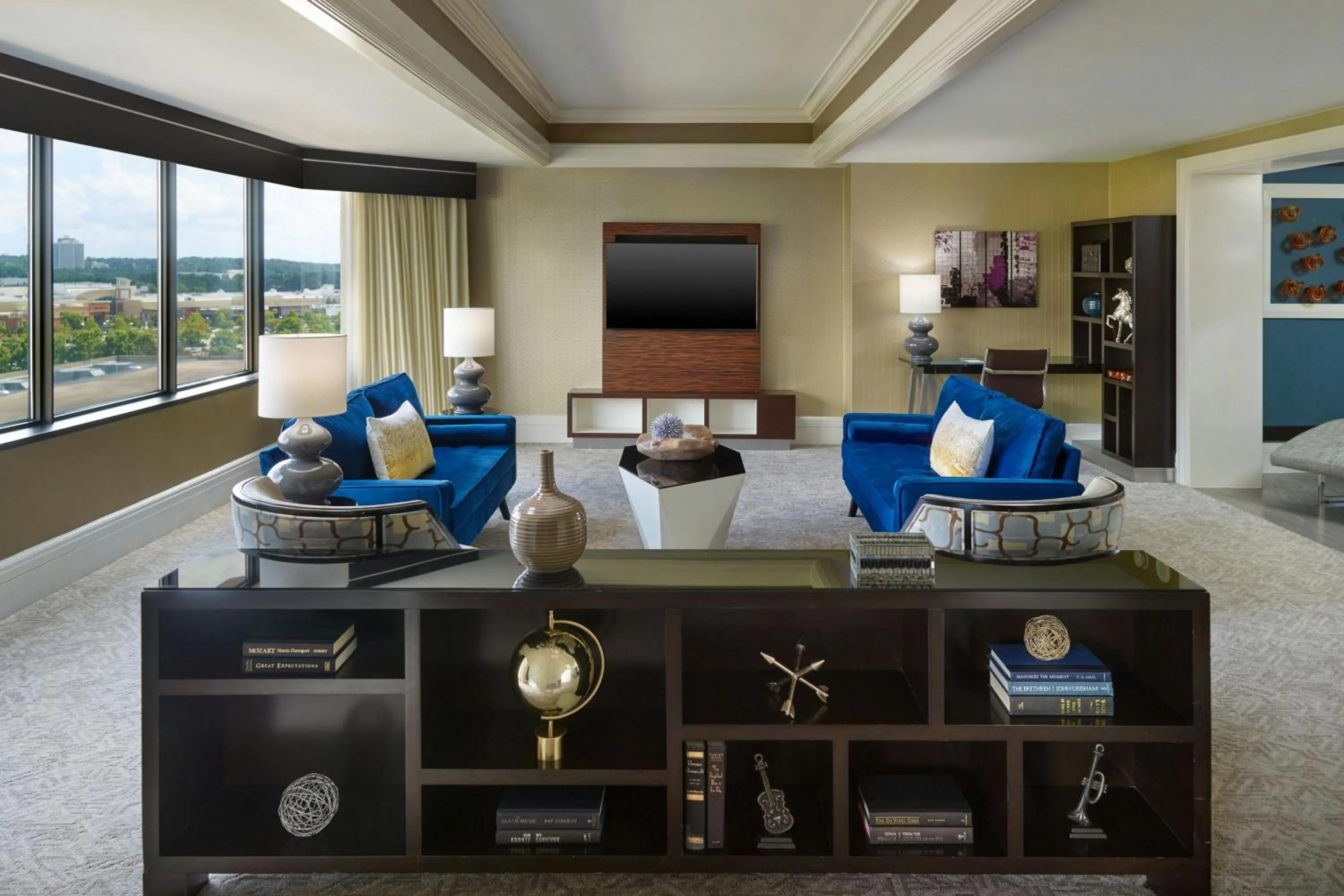 Living room in Renaissance Atlanta Waverly Hotel & Convention Center