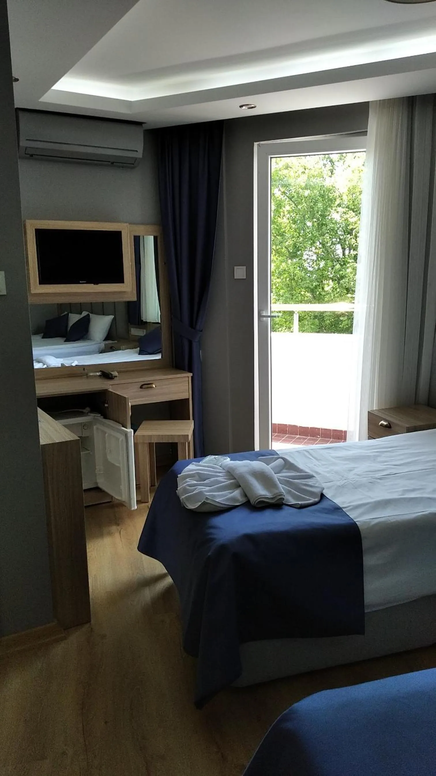 Balcony/Terrace, Bed in Hotel Yesilpark