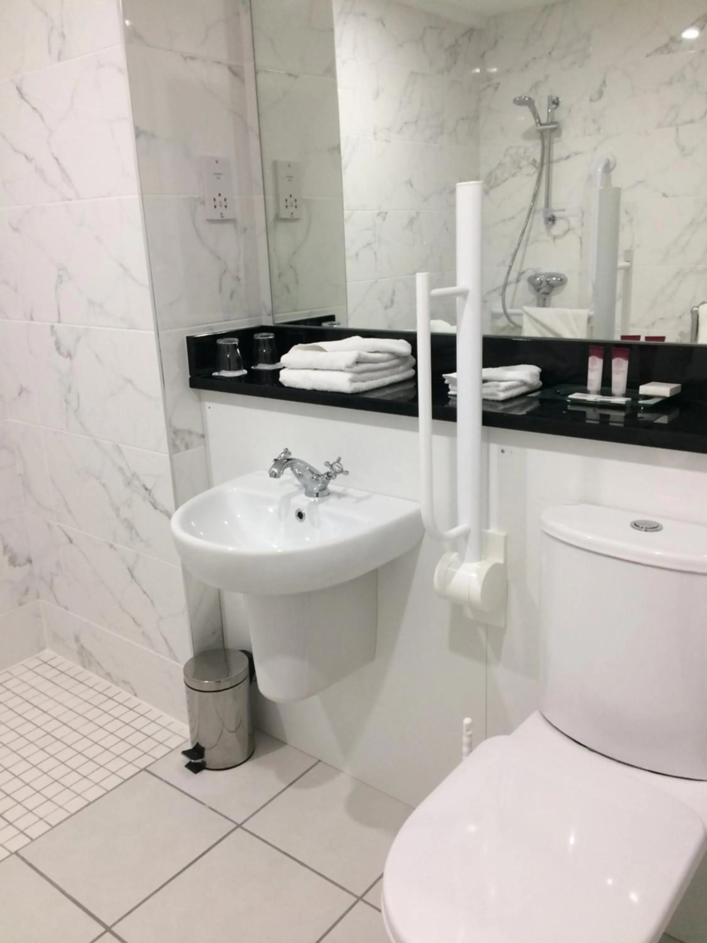 Shower in Falls Hotel & Spa