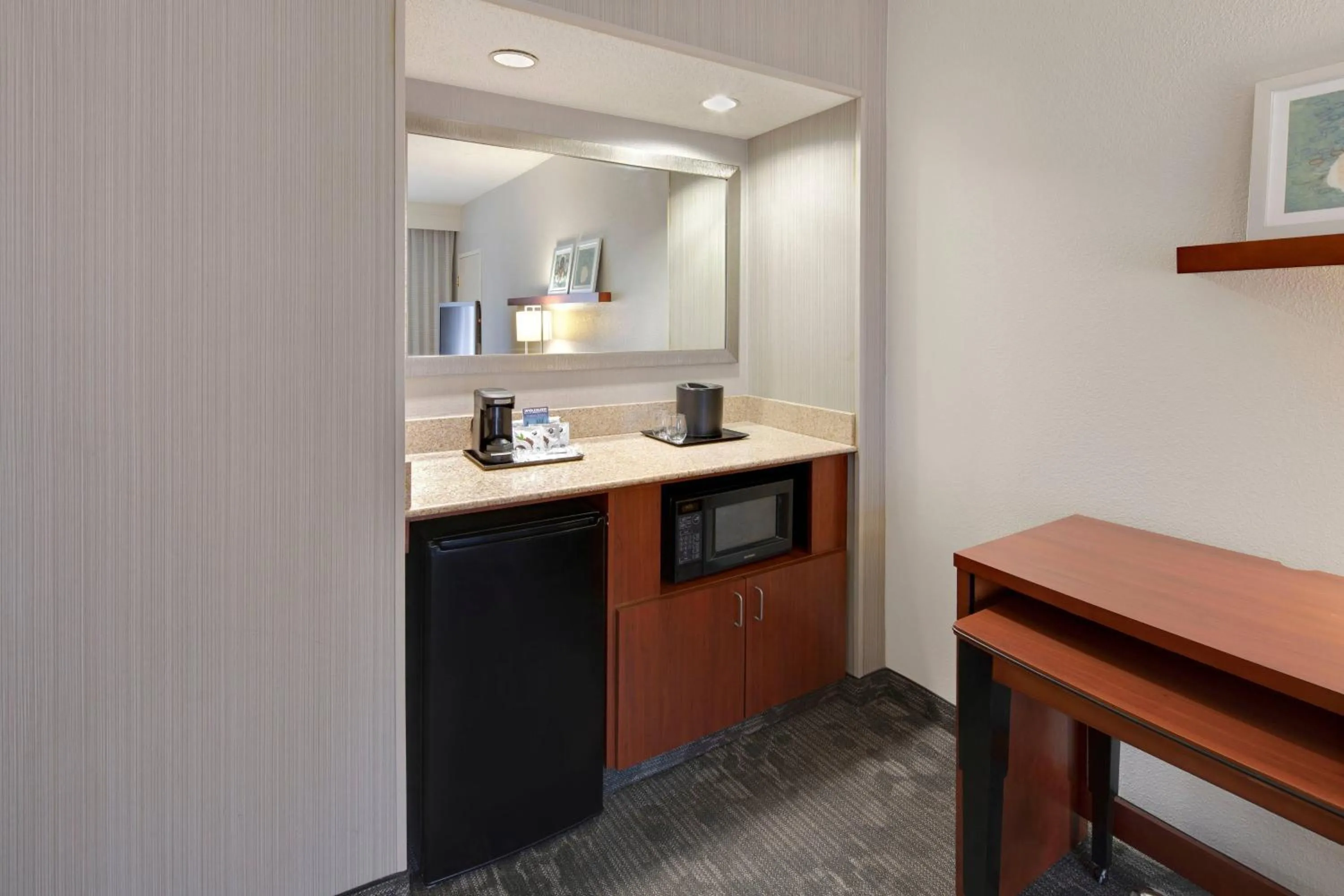 Kitchen or kitchenette in Courtyard by Marriott Atlanta Windy Hill/Ballpark