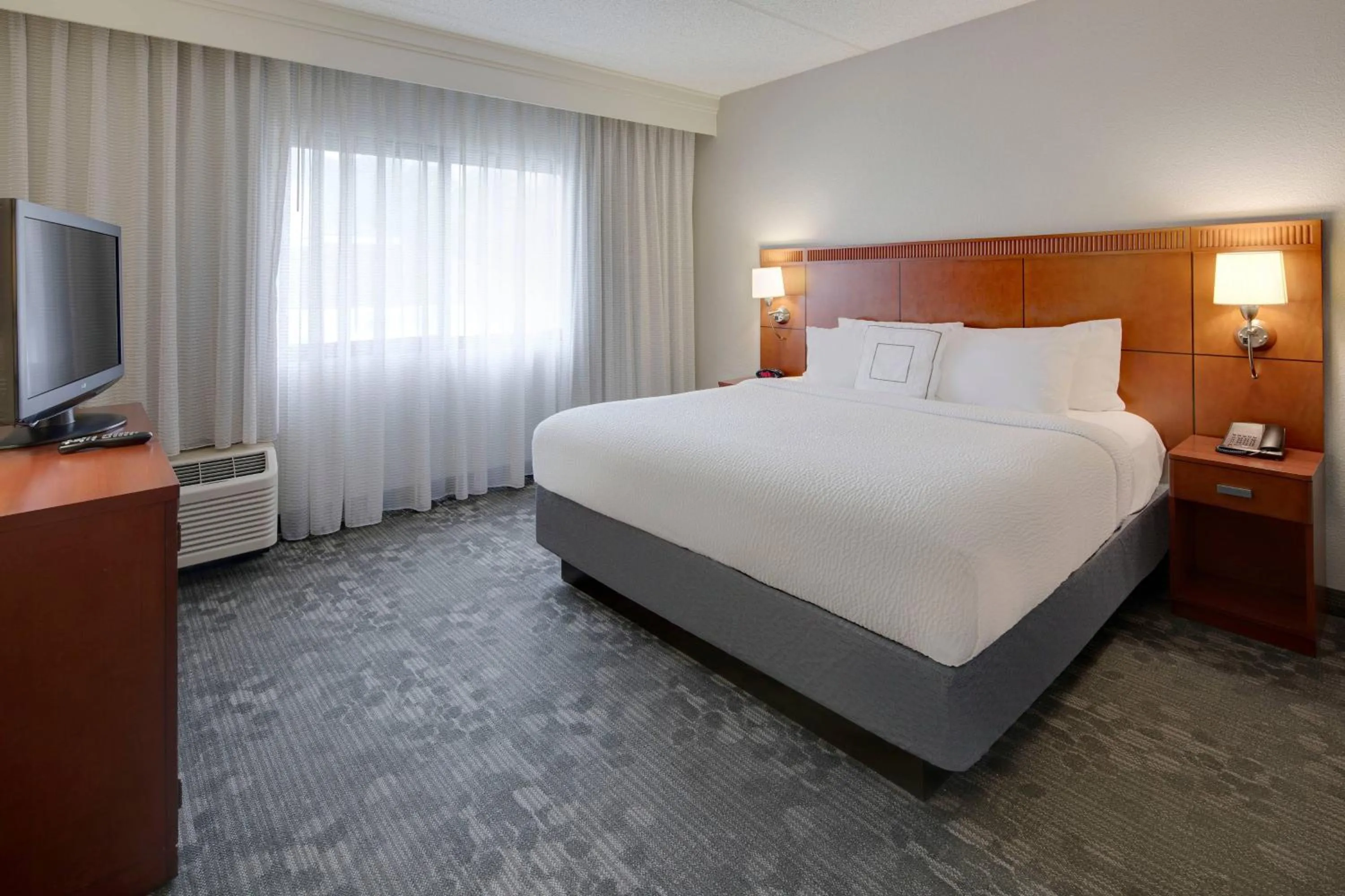 Bedroom, Bed in Courtyard by Marriott Atlanta Windy Hill/Ballpark