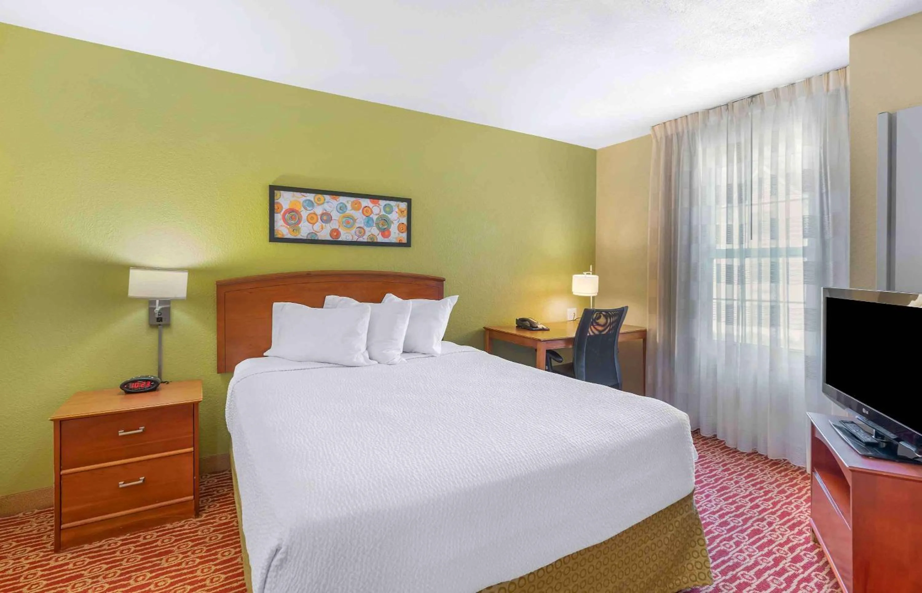 Bedroom, Bed in Extended Stay America Suites - Atlanta - Norcross - Peachtree Corners