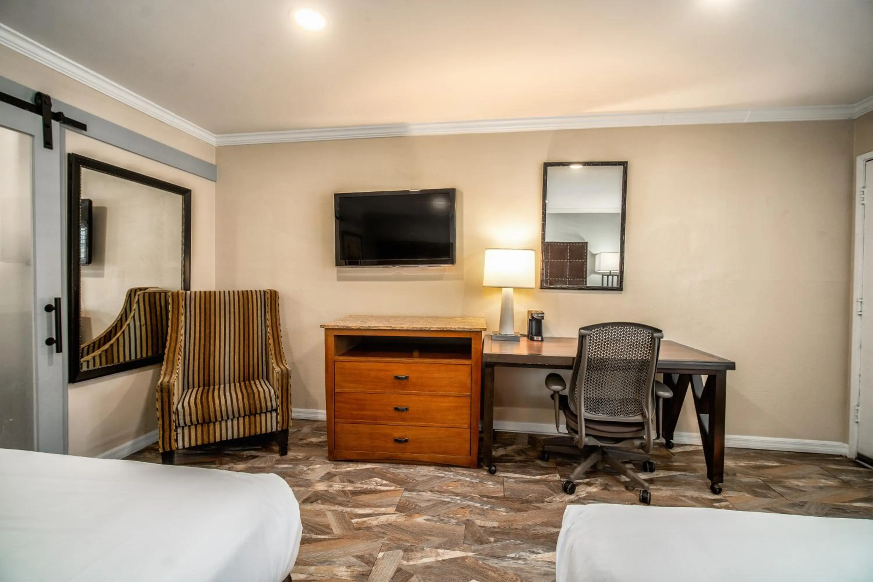 TV and multimedia, Bed in The Buena Park Hotel & Suites