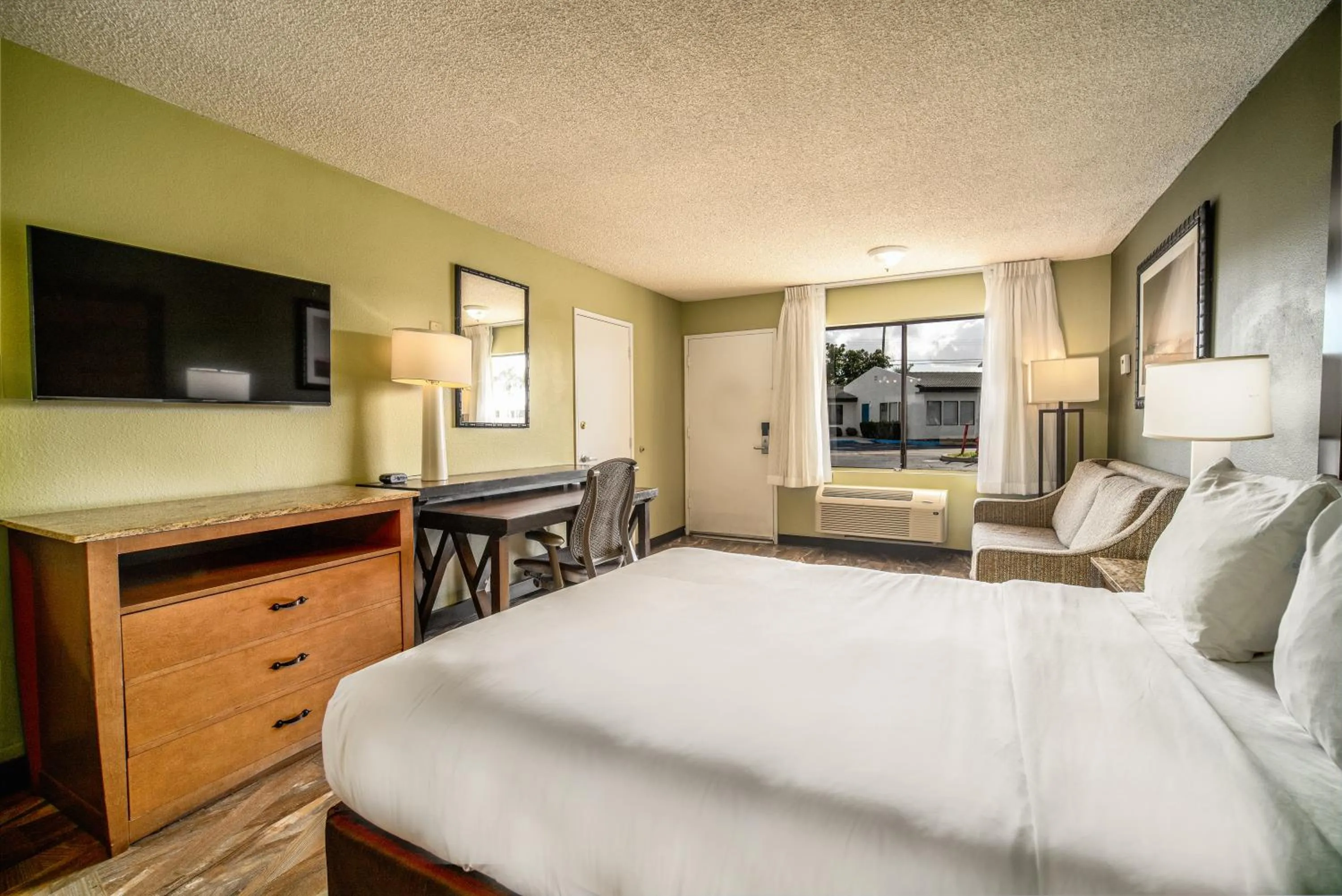 Bed in The Buena Park Hotel & Suites