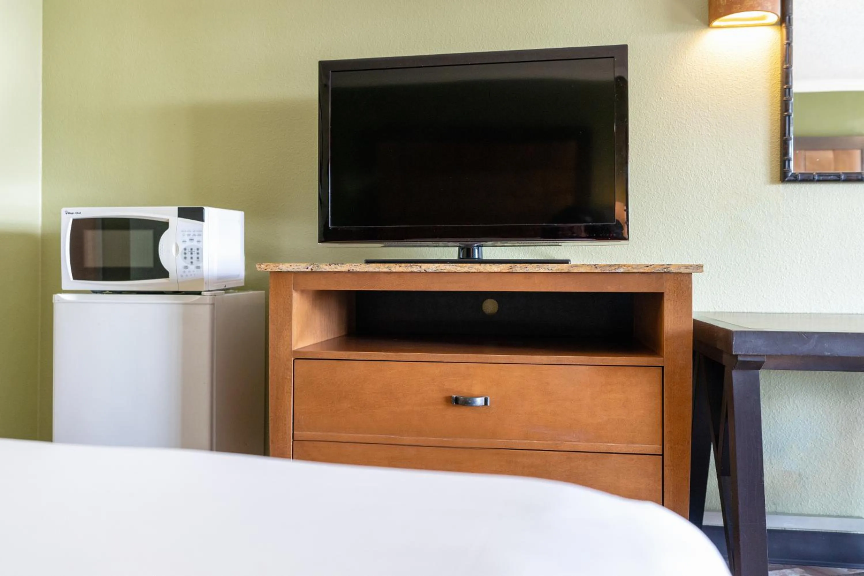 TV and multimedia, Bed in The Buena Park Hotel & Suites